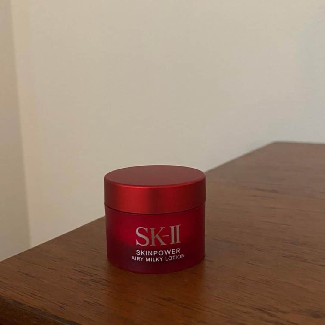 松本恵奈さんのインスタグラム写真 - (松本恵奈Instagram)「長年、私のお肌を守ってくれているSK-llさんから嬉しいギフトが届きました♡ 最近、乾燥も酷くなってきたので化粧水とクリームでたっぷり保湿したいと思います⚪️ ありがとうございます😊 #skii #thx」10月27日 21時23分 - ena1123