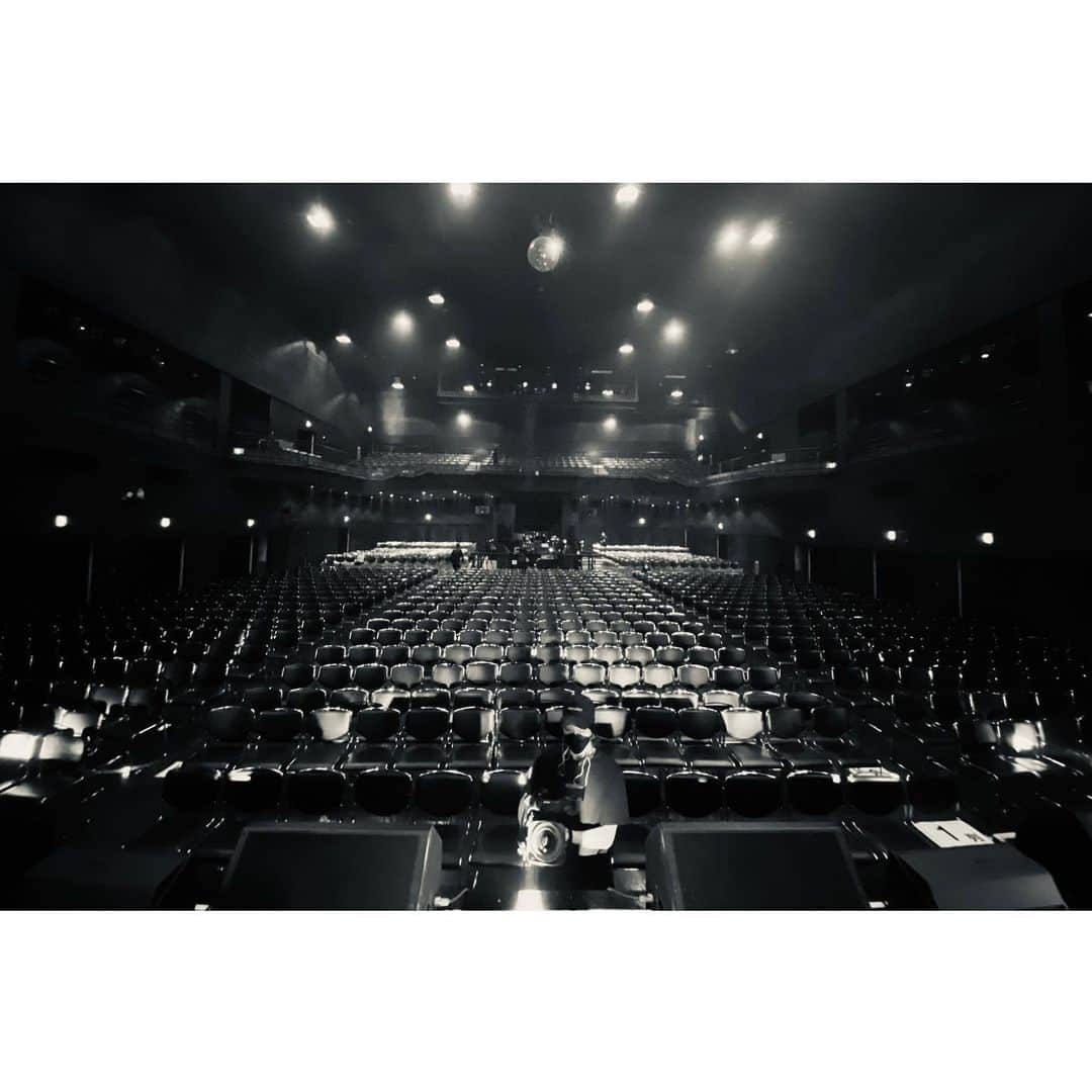 和田颯のインスタグラム：「. #KICKTHEAGETOUR 呼んでくださった @novelbright_jp さん、観てくださった皆さんありがとうございました！ 初の生バンド、久々の対バン最高に楽しすぎました🔥 そして沢山の思い出をくれたZepp Tokyoでライブできて良かった！ 今日はぐっすり眠れそうです😪 ありがとうございました！」