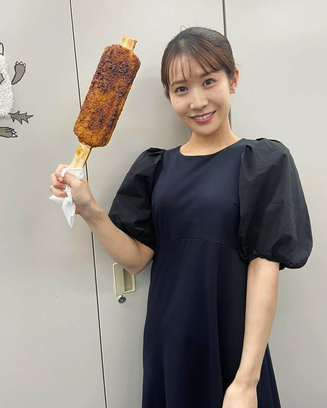 島津咲苗さんのインスタグラム写真 - (島津咲苗Instagram)「ダイエットは三日坊主とはまさにこのこと。 . .  アップのスタッフから貰った大きな五平餅と、今年ラストであろう半袖ワンピース👗笑 来月のアップの特集で、大きな五平餅が出てくると思います😁 . . . #メーテレ #アナウンサー #島津咲苗 #アップ #五平餅 #特大 #腹が減っては戦はできぬ #ダイエット #三日坊主 #はははは😂 #ワンピ #ワンピース #黒ワンピ #arpegestory #apwiserriche」10月27日 21時37分 - sanae_shimazu