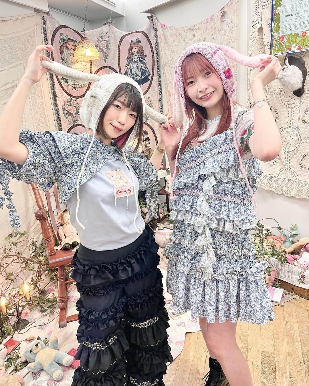 ぱいぱいでか美のインスタグラム：「rurumu:🐇 . 昨日のつづき。 halcaちゃんと一緒に撮ってもらったのも 載せさせてもらいます🐇🐇 本当に可愛くてウキウキした〜 数日経ったのにまだこのフリルパンツとの出会い嬉しすぎる ほんと履いてみてよかった〜し、 頼んじゃってよかった〜🖤 . #rurumu #halca ちゃん」