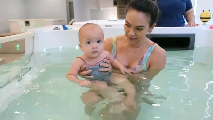 タヤ・ロジャースのインスタグラム：「Mila’s first swim lesson @ichi_babycenter was so much fun 🥰🧜🏼‍♀️🐬💦 We can’t wait to go back again 😄  มิลาจะโตขึ้นเป็นนางเหงือกเหมือนแม่มั้ยน่า 🧜🏼‍♀️💕 ขอบคุณการเรียนว่ายน้ำสนุกๆที่ @ichi_babycenter 🥰🐬💦」