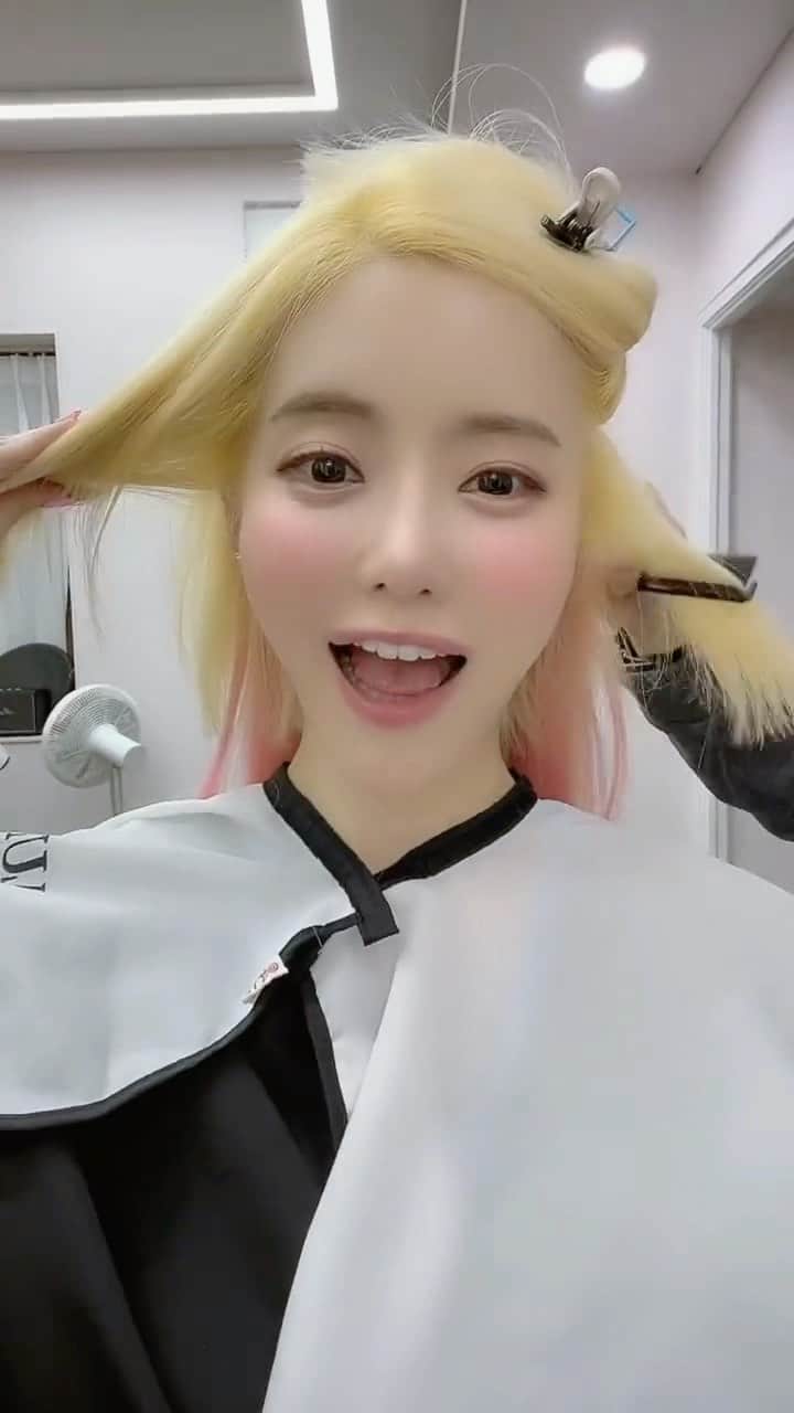 Dj Sodaのインスタグラム：「단발머리 vs 긴머리 뭐가 더 좋아?💕💕 hair in bob style vs. long hair which one do you like?👩🏼👱🏻‍♀️ @lumiere_salon_」