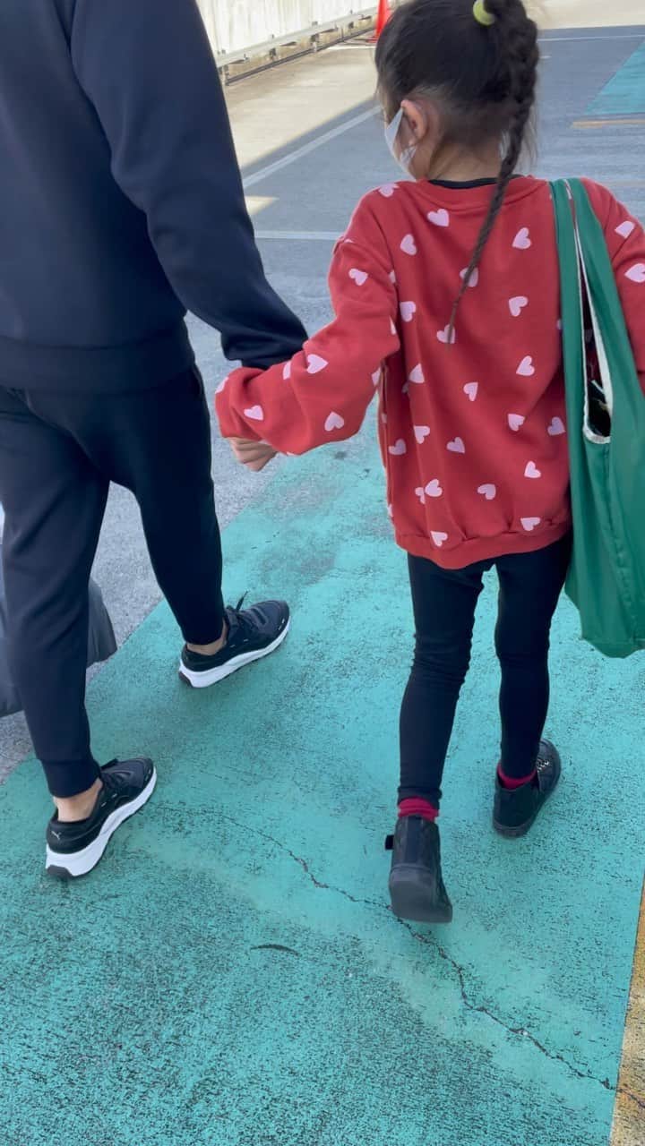 肥野竜也のインスタグラム：「⁡ 我家のパワーバランス🤣www ⁡ ⁡ #親バカ #娘 #kids #girl #daughter #パワーバランス」