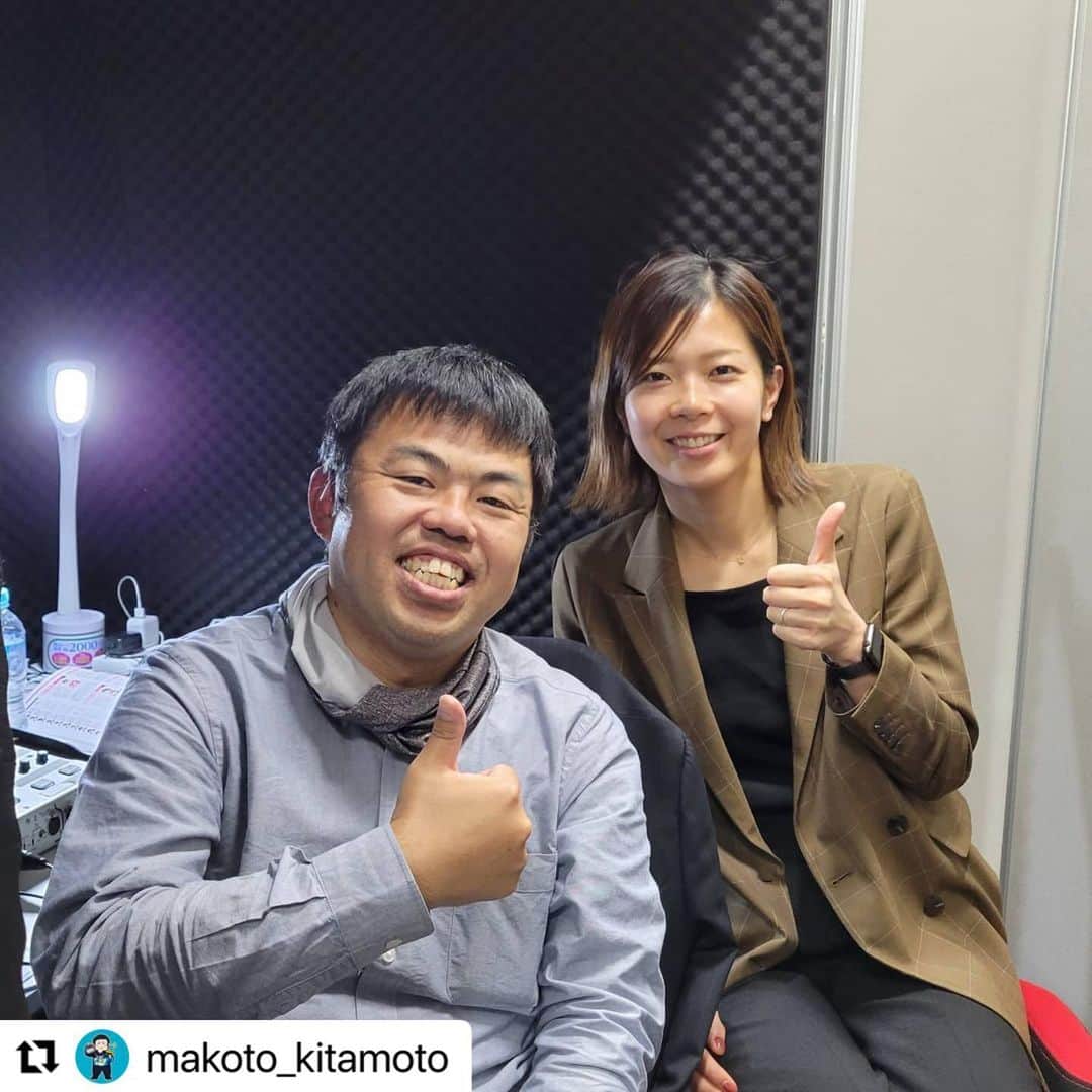 佐藤美弥のインスタグラム：「.  フルセットで有名な北本さんに助けて頂きながら 解説デビューを果たしました！！  全然話せませんでしたが… やっぱりバレーボールは楽しいですね✨  現地観戦が難しい方も V.TVでバレーボール観戦できますよ😄🙌🏽🔥  そして今週は私も秋田に行きます！！ 今シーズン初の生リヴァーレ🐰💜💛 楽しみだなぁ〜  画面越しでも楽しいけれど 現地はやっぱり最高！！！  ダブルで楽しませてもらってます🥳🌼  #VTV #Vリーグ #バレーボール #日立astemoリヴァーレ」