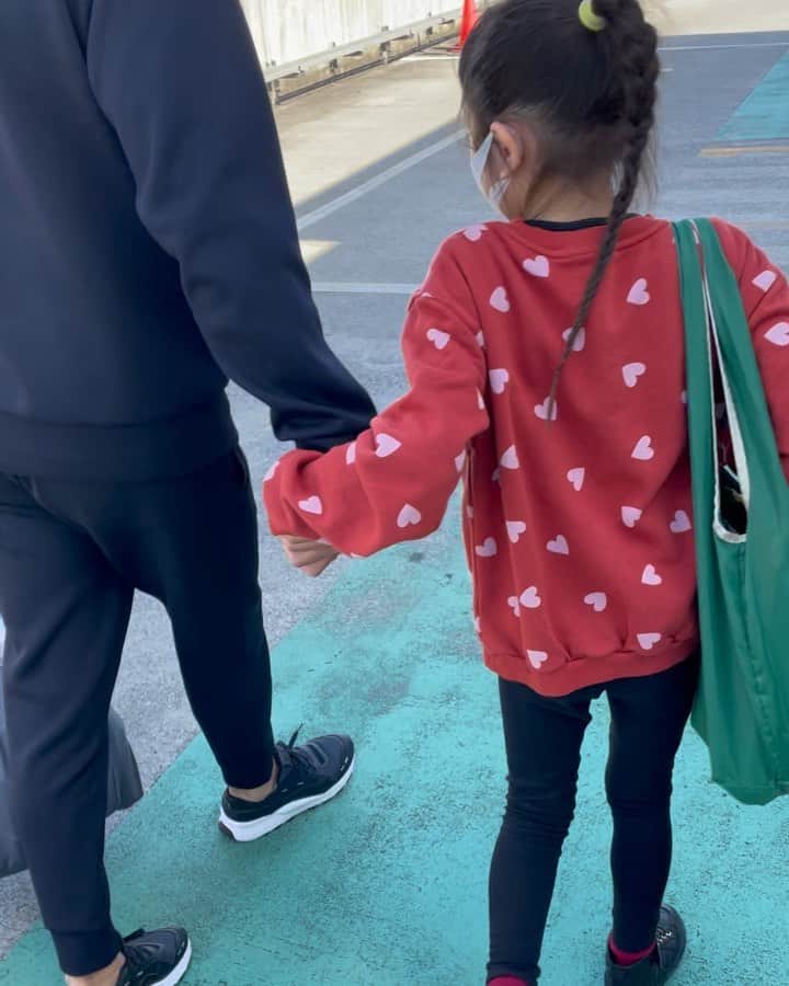 肥野竜也のインスタグラム：「⁡ 我家のパワーバランス🤣www ⁡ ⁡ #親バカ #娘 #kids #girl #daughter #パワーバランス」