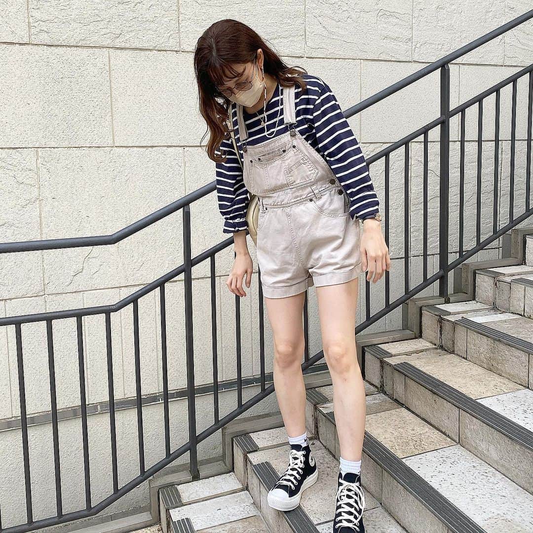 m.a.c.o.zのインスタグラム：「お久しぶりです. しょっちゅう投稿が空いちゃう笑  ちょっと前なのに こんなので歩いてたらもう寒い😇  ボーダートップスさんは POLOで しまむらで1000円しなくて 部屋着にと買ったけど 普通に可愛くて私服に😉  いきなり寒くなって 家の中でもう凍えてる🥶🥶  #オーバーオール#サロペット#サロペットコーデ#スニーカーコーデ#コンバースコーデ#コンバース#ボーダートップス#ボーダーコーデ#古着#プチプラコーデ#しまむら#しまむら購入品#しまむらコーデ#ラフコーデ#デートコーデ#プチプラコーデ#低身長コーデ」