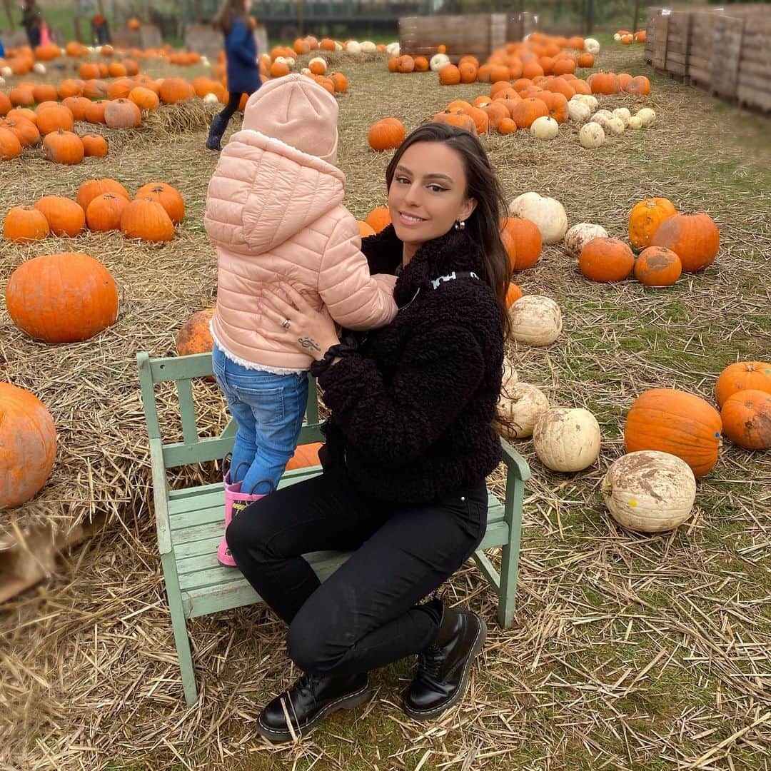 シェール・ロイドのインスタグラム：「🎃Pumpkin Patch 🎃  We had the best time picking pumpkins with my mum and sisters today. Family means so much to me, I’m so happy to be able to make memories together ♥️」