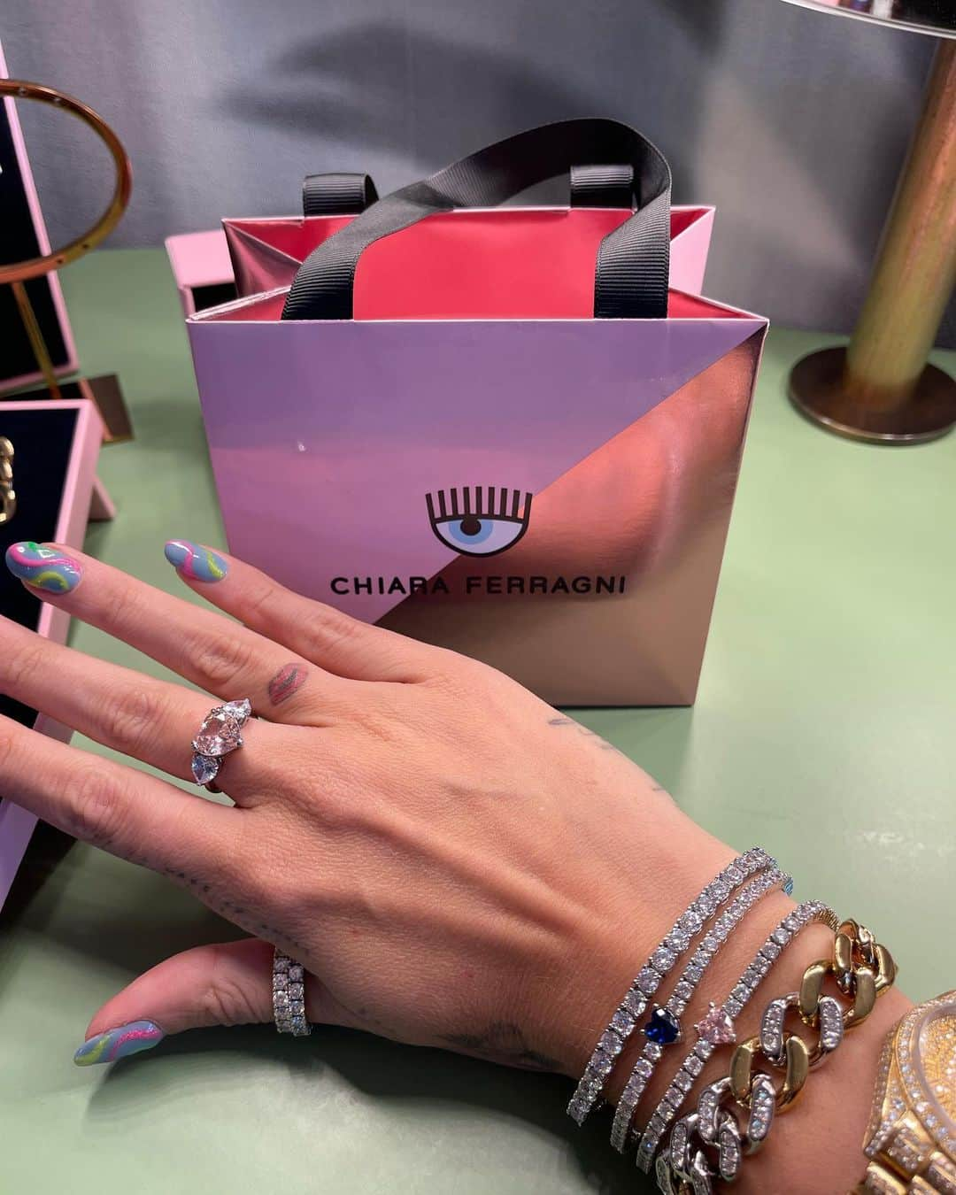 キアラ・フェラーニさんのインスタグラム写真 - (キアラ・フェラーニInstagram)「Some of my favorite @chiaraferragnibrand jewels 🥰」10月27日 23時00分 - chiaraferragni