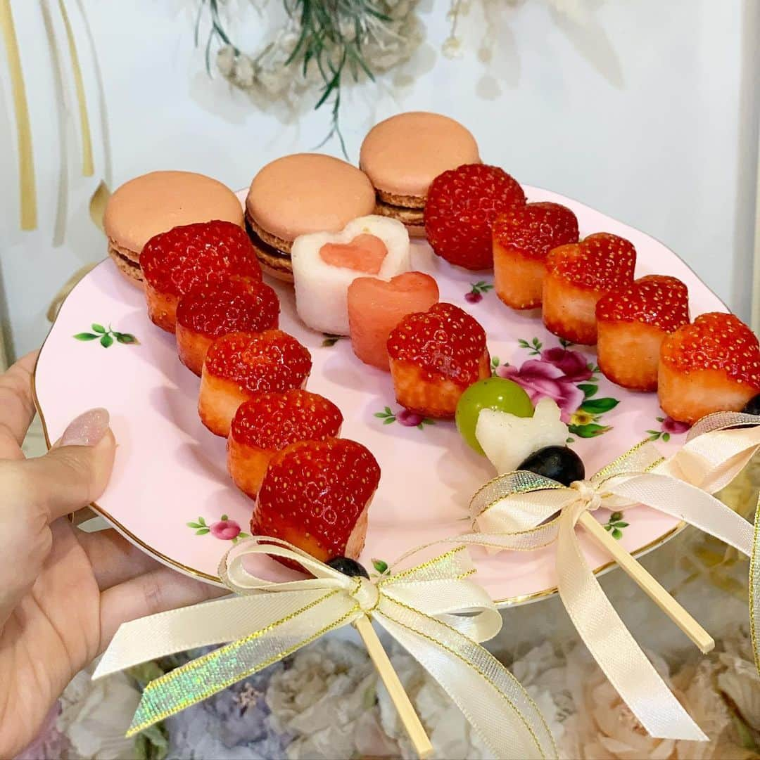 吉川ちえさんのインスタグラム写真 - (吉川ちえInstagram)「【浅草食べ歩き🍓】 . 浅草で旬のフルーツ串が食べれる ⭐️浅草よろず茶屋444⭐️ ( @yorozu444 ) . テイクアウト限定で🍓フルーツ串 ハートロッド❤️(💰500~)頼めるよん😘🌈 とにかく可愛くてインスタ映え📸 フルーツもハート型だし 串にリボン🎀ついてるし最高😚🙌🏻💕 . ✅浅草よろず茶屋444 📮住所 東京都 台東区浅草4-4-4 1階 📞電話 03-5808-9408 🕒営業時間 10:30〜15:30 . #浅草食べ歩き #浅草グルメ #浅草 #よろず茶屋 #浅草よろず茶屋 #ハートロッド」10月27日 23時17分 - yoshikawachie_16