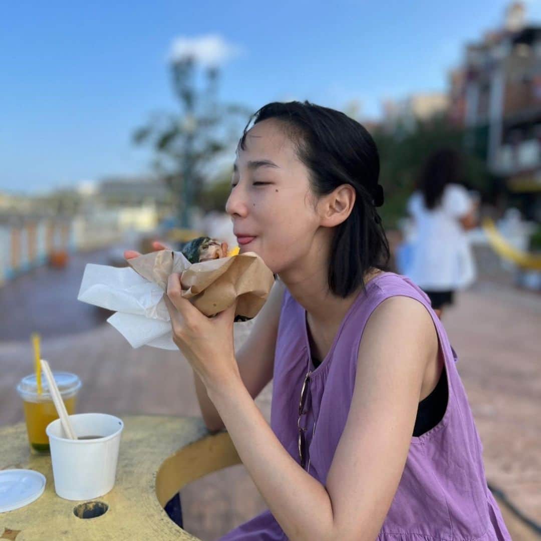 高嶋香帆のインスタグラム：「食べる時ずっと間抜け面なアラサーの人なんなん😇？？ なんでしゃくれるん？  沖縄のご飯美味しかったなぁ。 好きだなぁ。  ポーク玉子おにぎり 沖縄そば タコライス ジーマミー豆腐 島らっきょ もずく 海ぶどう  美味しくて安いってどうゆう事？☺️ 沖縄ロス長めです☺️おやすみ💤」