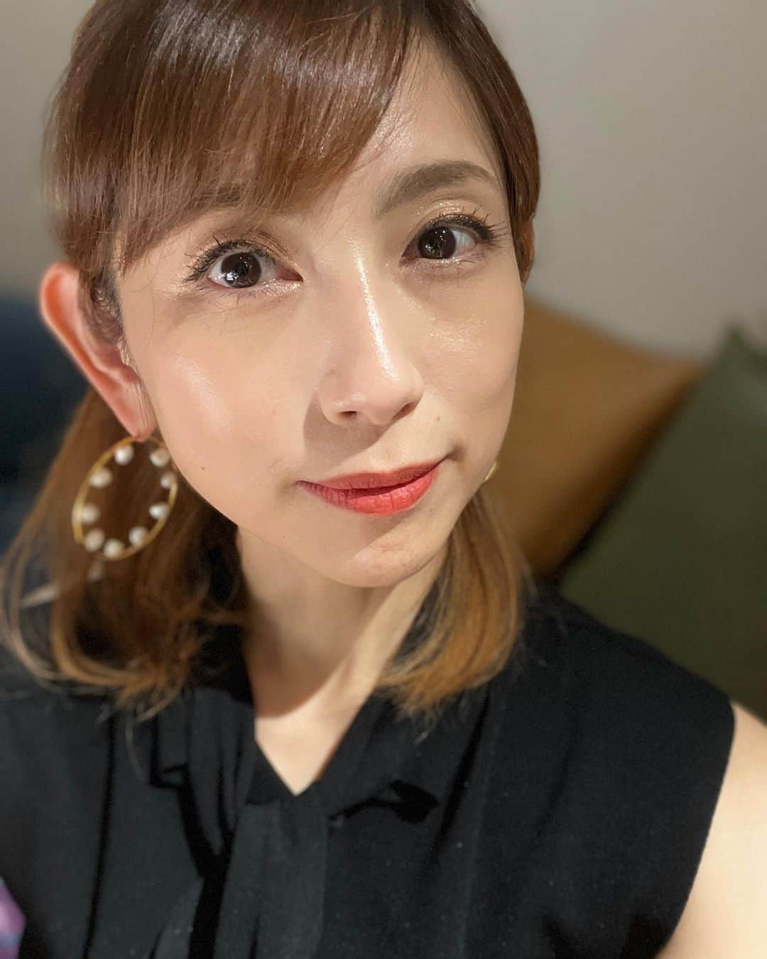 宮崎瑠依さんのインスタグラム写真 - (宮崎瑠依Instagram)「今日はQoo10 LIVE「shocking shopping show」でした☺️  ゲストはきょうきょうちゃんこと湯上響花さん(@fantique_ ) 💕  韓国でもSNSで話題になっている注目のコスメブランドMERZYをご紹介しました！  新作のティントとリップスティックを番組内で色々試して楽しかった😆✨  リアルタイムでご覧いただいてる方から質問や感想など たくさんコメントをいただいて、コミュニケーションをとりながらお送りできるのもLIVEならでは😊あっという間の1時間でした！  ちなみに今日は私もMERZYのティントとリップスティックを使ってメイクしました💄  💋ノワール イン ザ ベルベットティント ミステリアス コーラル(V23) 💄 ノワール イン ザ リップスティック  ハプニング ローズ(NL05)  この組み合わせですw   MERZYのマスカラもめちゃくちゃ気に入って愛用しています🙌🏻  いくつになってもメイクって楽しいね😜  #merzy #韓国コスメ #マージー #ティントリップ #qoo10」10月27日 23時18分 - ruimiyazaki