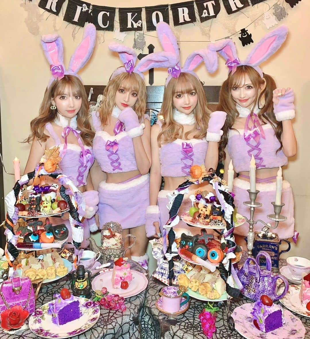 吉川ちえさんのインスタグラム写真 - (吉川ちえInstagram)「【🐰💜🐰💜🐰💜🐰💜】 . ハロウィンアフタヌーンティ🎃❤️ 目白にあるアコリットで💘 双子👧りりかちゃん👧りなちゃん でうさちゃんコスしました🐇💕 ( @dress_sugar )のだよ🌈✨ . 紫うさぎ軍団🐰💜だった🙋‍♀️💗 耳のカチューシャ自由自在だから 個性出て面白い😂❤️w . #Sugar #キャバドレスsugar  #ハロウィン #ハロウィンコスプレ  #ハロウィン仮装 #ハロウィンメイク  #Halloween #halloweencostume  #バニーガール #バニーガールコスプレ」10月27日 23時35分 - yoshikawachie_16