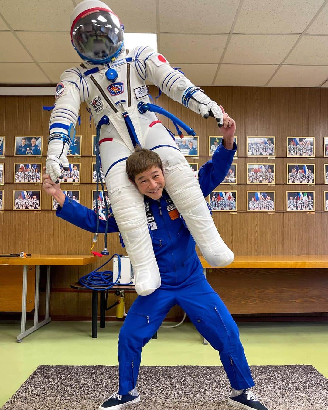 前澤友作さんのインスタグラム写真 - (前澤友作Instagram)「遂に自分の宇宙服できちゃった❤️ Finally my very own Spacesuit is here❤️  #前澤宇宙旅行 #MZJourneytoSpace」10月27日 23時52分 - yusaku2020