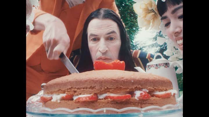 MGMTのインスタグラム：「MGMT Records is very pleased to present @robbingmillions brilliant new video for his smash hit “Have Tea” !! As always, Lucien brings us some off-kilter psychedelia alongside his impeccably catchy pop sensibilities. Please enjoy the video for “Have Tea” at the link in our bio, and be sure to check out his latest album “Holidays Inside” out now on MGMT Records!」