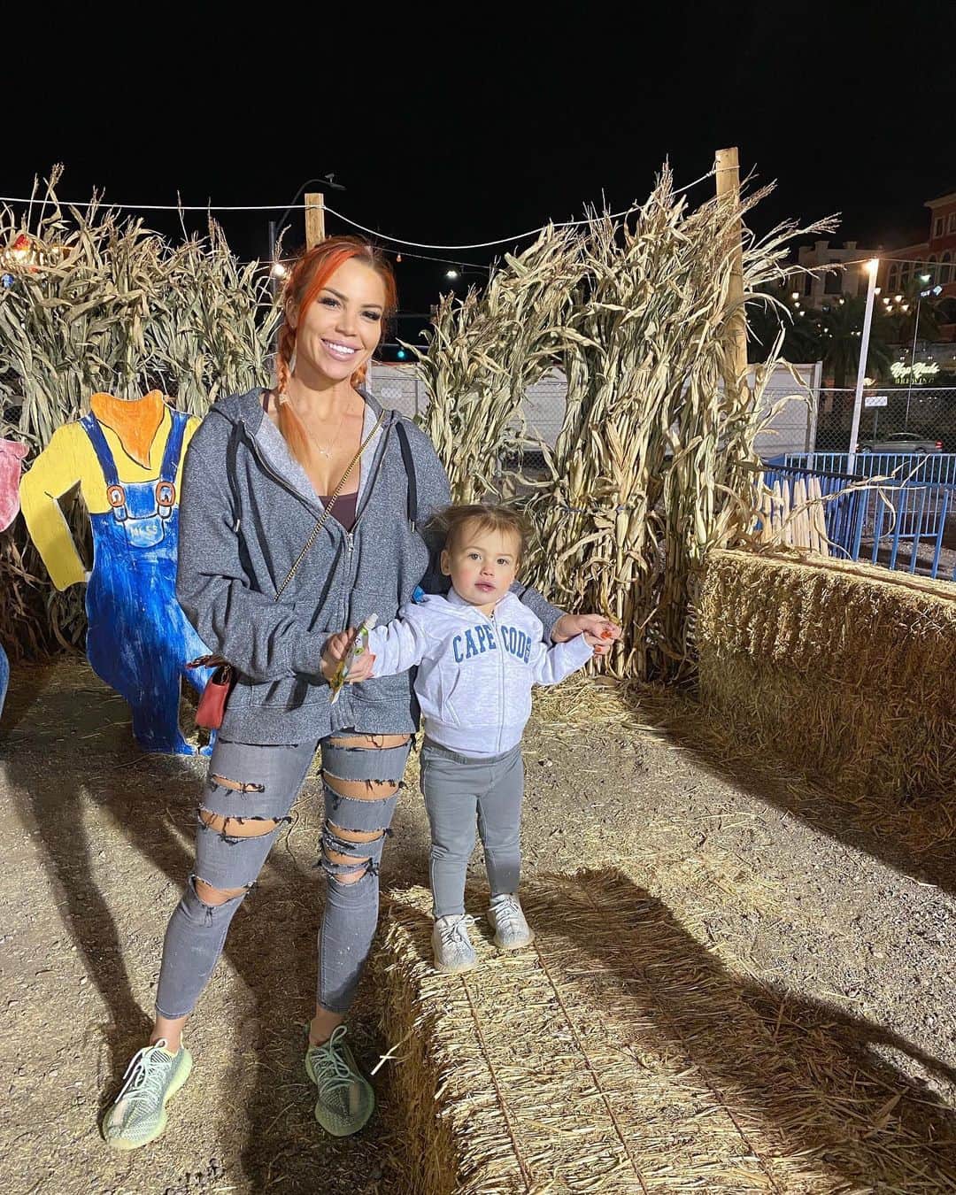 Lauren Drain Kaganのインスタグラム：「Fall Halloween Festival with my girl 😍🥰 @ariaskyekagan What’s everyone doing for Halloween this year?」