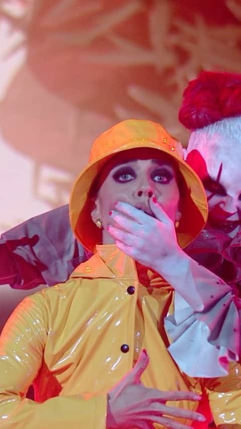 のインスタグラム：「Still haven’t been able to find the words coming off of Monday nights performance. All I can say is THANK YOU. Thank you to @itsjojosiwa for throwing your body into this routine and borderline breaking it with me. Thank you to the hair/makeup/wardrobe team who made this look come to life!!! Thank you to @district78 for making us this track!!!! Thank you to @mabardi and the whole creative  team for letting us do this concept and making it visually STUNNING!! Thank you to Phil Hayes for shooting it the way he did. And Thank you to the fans for voting!!! My heart is so full ❤️‍🔥  Makeup: @terimakeup @makeup.heartist   Hair: @wwackohair @corygirldoeshair」