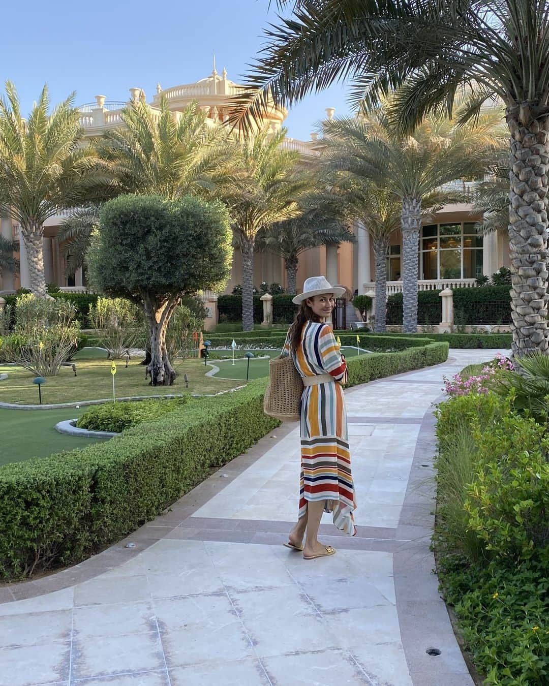 オルガ・キュリレンコさんのインスタグラム写真 - (オルガ・キュリレンコInstagram)「Love the blue sky and the palm trees 🌴 ☀️  @rafflespalmdubai @all_mea #RafflesPalmDubai #RafflesHotel #RafflesPalm」10月28日 2時21分 - olgakurylenkoofficial