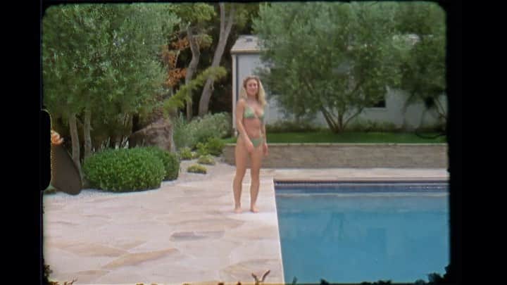 ニッキ・バン ダイクのインスタグラム：「Yay I love shooting film so much!! 🏊‍♂️ @wallien.official now available in Australia 🥰 just in time for Summer baby! NIKKI15 for 15% off 💋💋👙🐸🐛🐳」