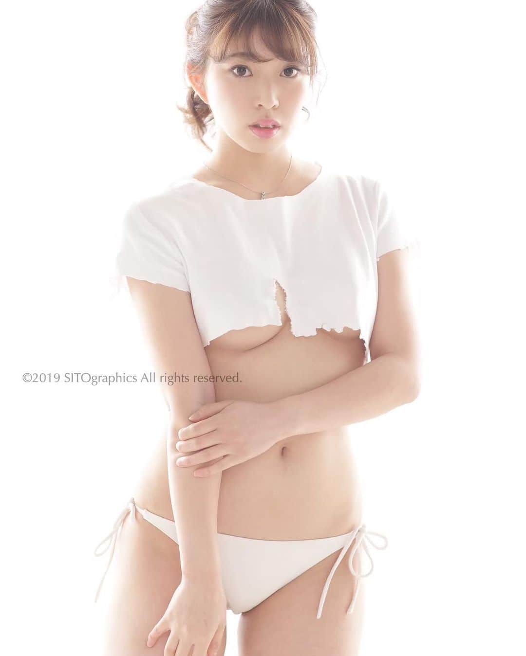 シト山口のインスタグラム：「初々しい初期の頃の真珠ちゃんが可愛い過ぎてヤバい😆💕✨ この日の為に衣装を作って来てくれたのには泣けた！  真珠ちゃんデジタル写真集の販売は今月いっぱいまで！ まだ買ってない方は急いでね😆  model 真珠 Maju  衣装 真珠さん制作オリジナル photo SITO yamaguchi 80ページ分 ダウンロード販売 税込1,320円  購入はこちらから https://sitographics.base.shop/  #モデル　#かわいい  #衣装製作  #model #make #fashion #hairmake #hasselblad #photo #profoto #shoot #ハーフモデル #instafollow #フォロー #いいね #モデル #美脚 #美人 #美肌 #美白 #小顔 #スタイル #ヘアメイク #メイク #ポートレート #ファッション #ビューティー #作品撮り #molasoftlights #写真好きな人と繋がりたい  ©︎2021 SITOgraphics all rights reserved.」