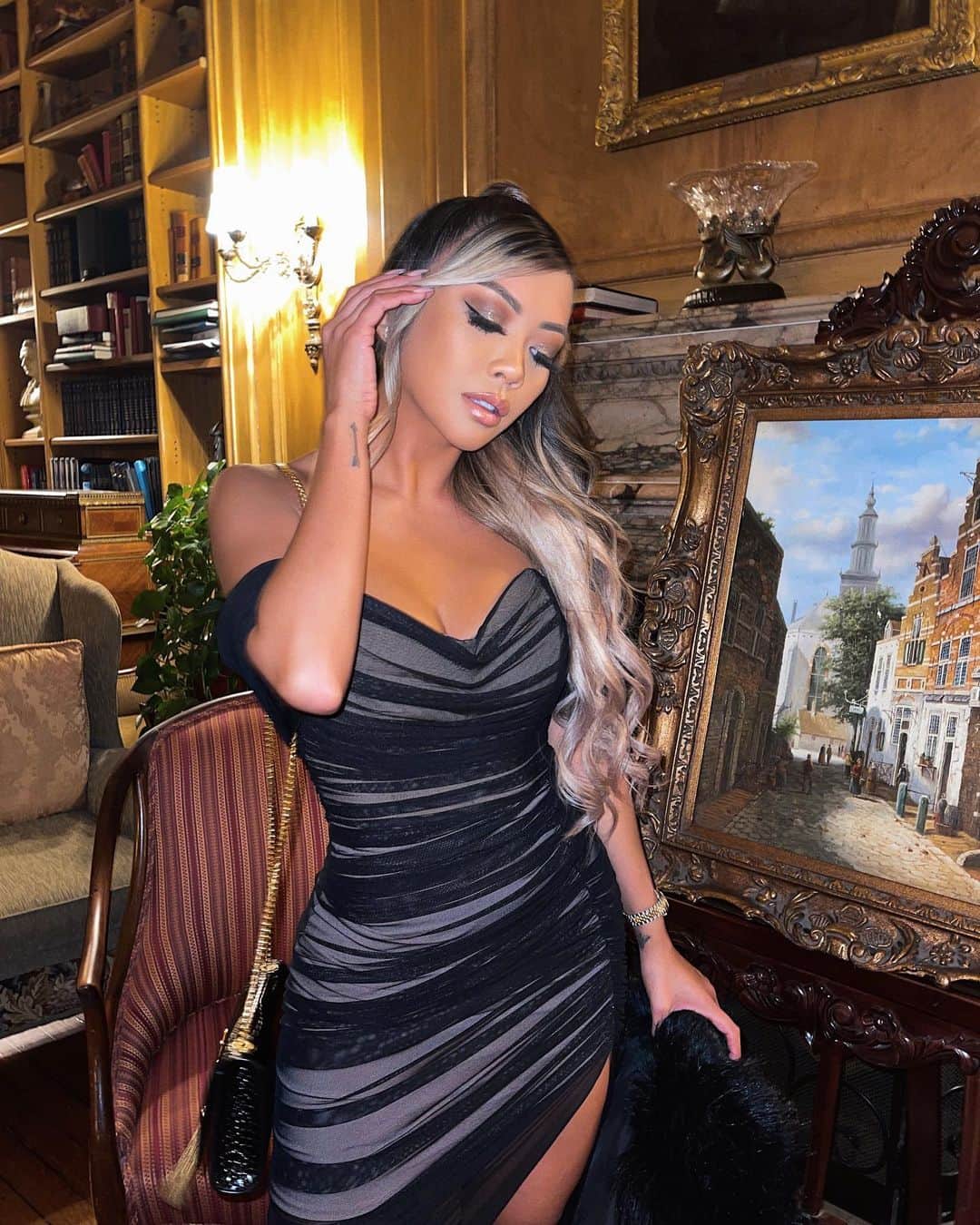 リアン Vのインスタグラム：「NYC nights 💫🖤  Styled by @ericowes Dress @lovenookie」