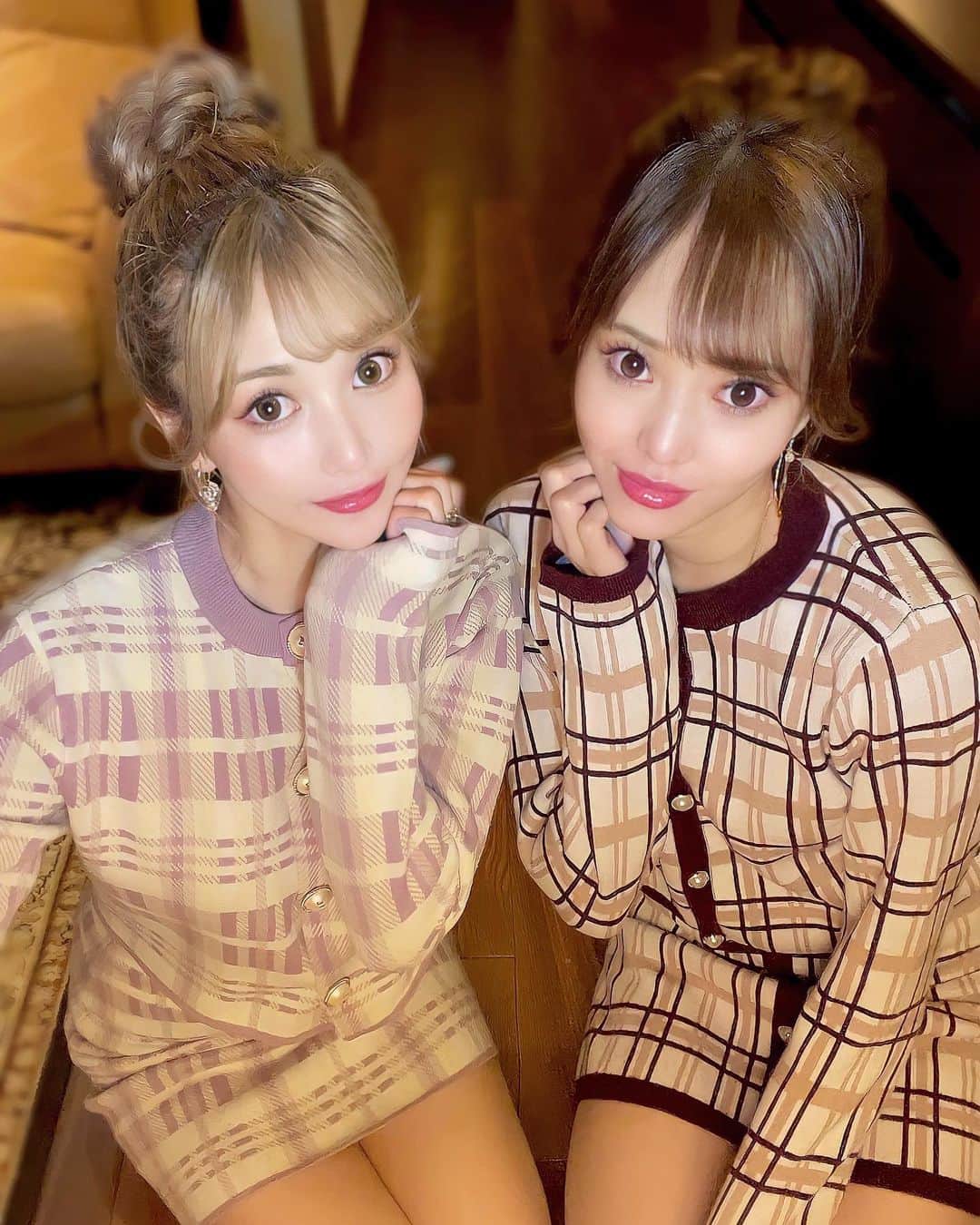 のインスタグラム：「. . 似た服もってたから お団子してリンクコーデ👩‍❤️‍👩💕 . . #親友ちゃん #双子コーデ #リンクコーデ #eimyistoire」