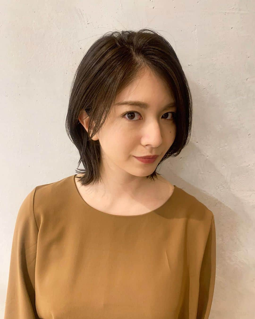 千葉真由佳さんのインスタグラム写真 - (千葉真由佳Instagram)「【秋ヘア🍂】 髪をトーンダウンして、 スッキリした印象にチェンジしてみました！ カラーはサファイア×ブルーパール☺️ツヤっとしつつ透明感が出たので嬉しい。。  担当してくれたのは、 同じ青森出身の鎌田さんです😊 ジモトークができて寂しさも吹き飛ぶ🥰(私、タクシーはなりちょー派なんです、、って話も、ああ！成長ね！ってすぐ分かりあえる🚕笑)  #ヘアカラー#秋#秋カラー#美容院#トリートメント#ヘアカット#骨格似合わせ#銀座サロン#青森出身#🍎#同郷#嬉しい#落ち着くサロン#ポッポポハット#わやぬぐい帽子🤤#高級コスメポーチ被ってるみたい🥰#アナウンサー#キャスター#フリーアナウンサー#千葉真由佳」10月28日 14時55分 - mayuka.chiba