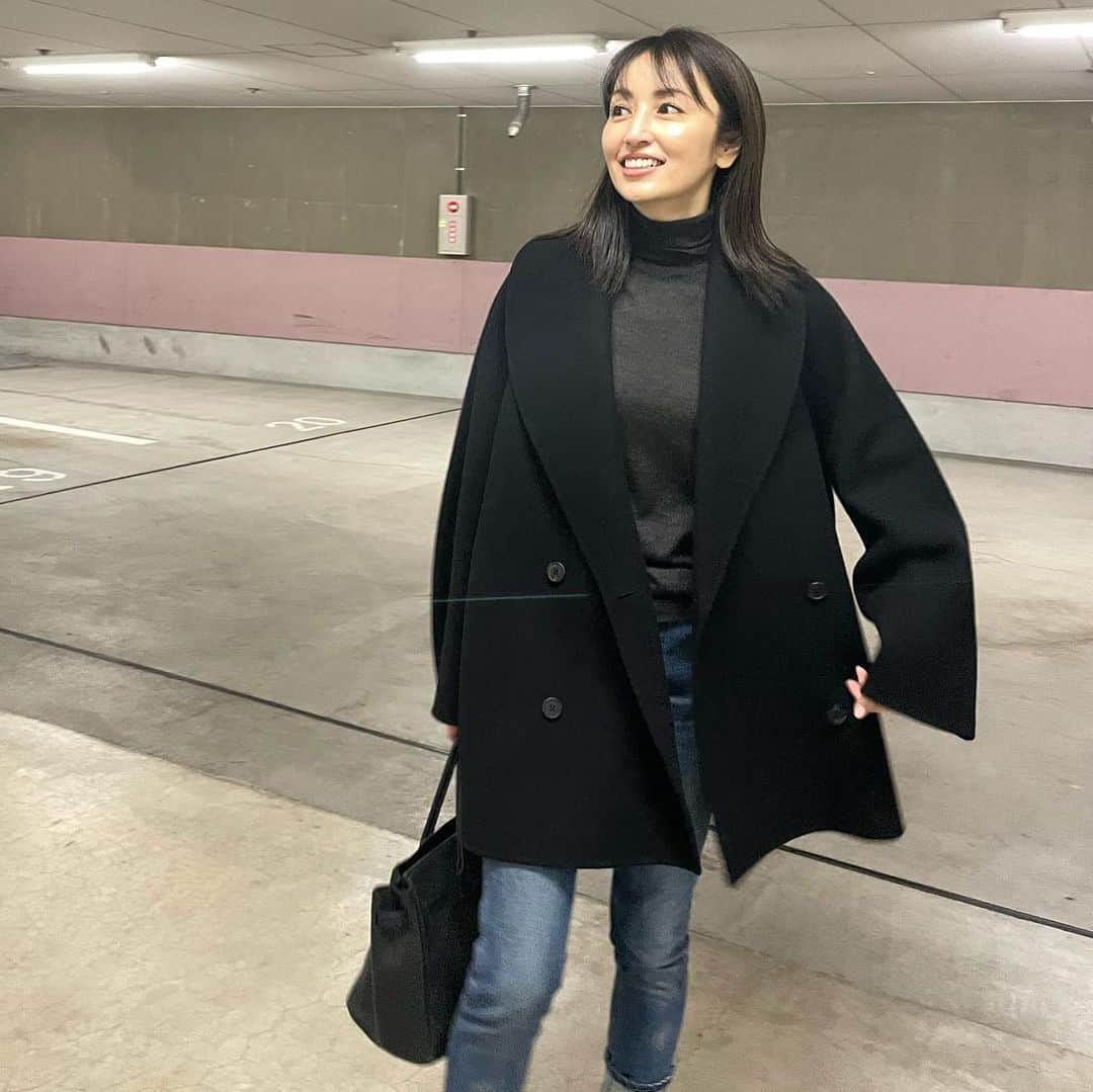 矢田亜希子さんのインスタグラム写真 - (矢田亜希子Instagram)「さて、今日はこれからナイターロケもあります！ #ドラマ#ドラマロケ#ナイトロケへ #私服#このニットの気持ちよさ♡ コートとニットとブーツは#therow#ザロウ @therow  デニムは @celine  #セリーヌ」10月28日 14時55分 - akiko_yada