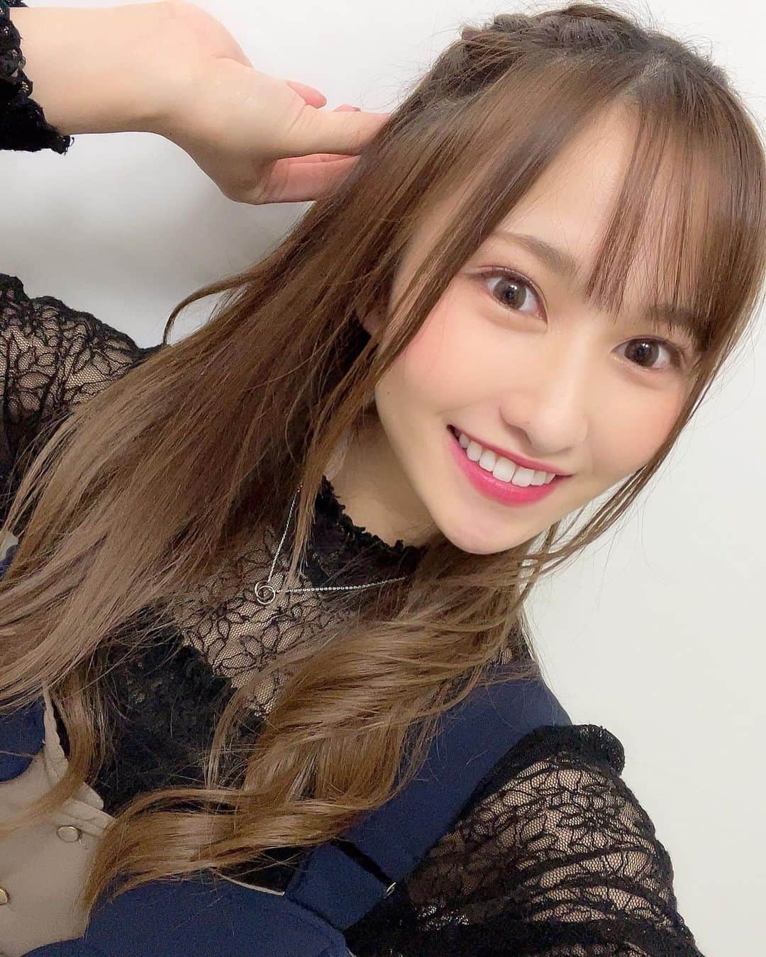 のインスタグラム：「. おはようございますっ！！ . 今週の土曜日30日のイベント、 ちゃんと会いに来てくれますか☺️？？ . 今回会いに来ていただけないと、 本当に後悔しちゃうと思います。。。 なので後悔しないように絶対会いに来てねっ❤️ ↓ ↓ ↓ ❤️発売&イベントのお知らせ❤️ デジタル出版さんよりDVD写真集「競これ」を 発売させていただくことになりました！！ . そして、それに伴い発売イベントもございます☺️ . ◆日時:10/30(土) 1部11:30～/2部13:30〜 ◆場所:駿河屋秋葉原本館8階 ◆詳細:https://www.suruga-ya.jp/events/detail/334 (ハイライト『発売イベント』よりリンクへ飛べます。 . . . ❤️写真集『ビキニパークへようこそ』発売中❤️ . ❤️トレーディングカード発売中❤️ . . . #ミスFLASH2020 #グラビアアイドル  #グラビア #アイドル #グラドル  #グラドル自画撮り部  #gravureidol #idol #gravure  #モデル #model  #童顔 #水着 #bikini  #japanesegirl #japaneseidol  #sexybody #bikinigirl #asiangirls  #asian #asianbeauty #asiansexy  #glamour #ig_japan #igers #picoftheday  #ランジェリー #lingerie #cosplay」