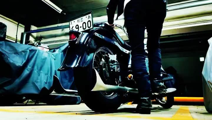 のインスタグラム：「おはようございます☀ 仕事前にしばしのお別れキック  #shovelhead #harleydavidson #shovel #choppers」