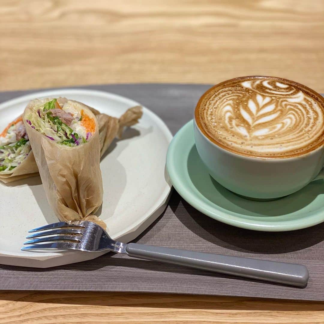 渋谷恭子さんのインスタグラム写真 - (渋谷恭子Instagram)「|!*'~``~'*¤!| ςㄖ𝔽𝓕ᵉＥ |!¤*'~``~'*¤!|  10/1コーヒーの日にオープンした BEAUTY COFFEE TOKYO  コーヒーのもつ美容効果に着目したカフェ☕️「おいしく、美しく、新しい。ビューティーブレンド&デカフェ。」がコンセプトなんだって✨  抗酸化作用のあるハイポリフェノールを意識し、浅煎りかつ新鮮な豆を厳選した「BEAUTY BLEND（ビューティーブレンド）」や  化学薬品を一切使用せずにカフェインを除去したデカフェビーンズを導入した「BEAUTY DECAFE（ビューティーデカフェ）」など  コーヒー飲みながら綺麗になれそうなところがたまらない😍  今回はラテにしたけど、次はBEAUTY BLENDをオーダーしたいな❤️  フードはローストビーフのラップサンド  大豆ミートのカレーや美白薬膳スープetc. 美容・健康を意識してる方に嬉しいメニュー展開。  スイーツもヘルシーな感じで、いつもより罪悪感なく食べられそうだから、気になったよ😍  カウンター席はおひとりさまでも利用しやすい雰囲気だから、街を眺めながら、まったりお茶できそう✨  @beauty_coffee_tokyo  #カフェ #銀座カフェ #銀座 #ランチ #銀座ランチ #ママライフ #コーヒー #コーヒー好きな人と繋がりたい #カフェラテ #ラテアート #BEAUTYCOFFEETOKYO」10月28日 8時02分 - kyoko.86