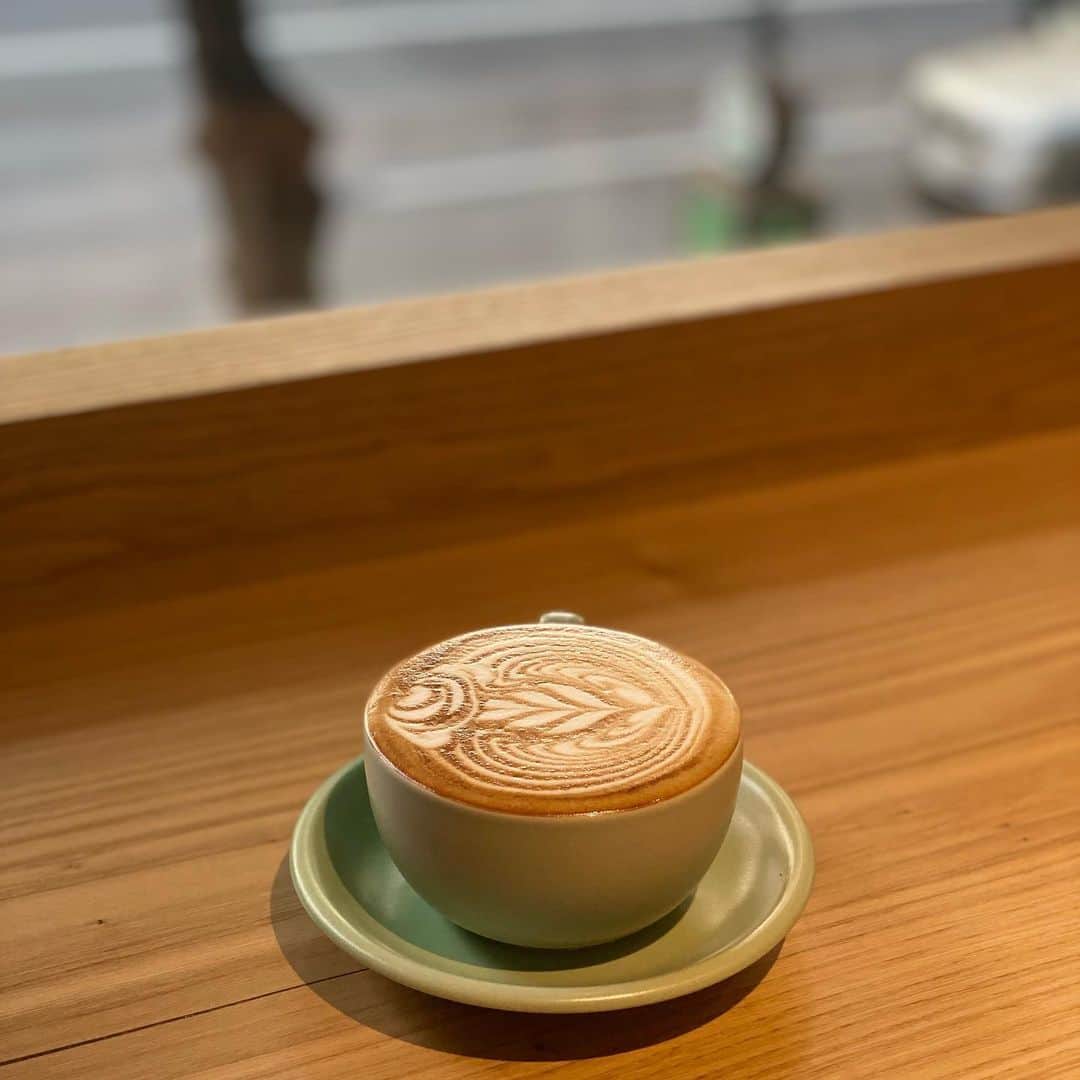 渋谷恭子さんのインスタグラム写真 - (渋谷恭子Instagram)「|!*'~``~'*¤!| ςㄖ𝔽𝓕ᵉＥ |!¤*'~``~'*¤!|  10/1コーヒーの日にオープンした BEAUTY COFFEE TOKYO  コーヒーのもつ美容効果に着目したカフェ☕️「おいしく、美しく、新しい。ビューティーブレンド&デカフェ。」がコンセプトなんだって✨  抗酸化作用のあるハイポリフェノールを意識し、浅煎りかつ新鮮な豆を厳選した「BEAUTY BLEND（ビューティーブレンド）」や  化学薬品を一切使用せずにカフェインを除去したデカフェビーンズを導入した「BEAUTY DECAFE（ビューティーデカフェ）」など  コーヒー飲みながら綺麗になれそうなところがたまらない😍  今回はラテにしたけど、次はBEAUTY BLENDをオーダーしたいな❤️  フードはローストビーフのラップサンド  大豆ミートのカレーや美白薬膳スープetc. 美容・健康を意識してる方に嬉しいメニュー展開。  スイーツもヘルシーな感じで、いつもより罪悪感なく食べられそうだから、気になったよ😍  カウンター席はおひとりさまでも利用しやすい雰囲気だから、街を眺めながら、まったりお茶できそう✨  @beauty_coffee_tokyo  #カフェ #銀座カフェ #銀座 #ランチ #銀座ランチ #ママライフ #コーヒー #コーヒー好きな人と繋がりたい #カフェラテ #ラテアート #BEAUTYCOFFEETOKYO」10月28日 8時02分 - kyoko.86