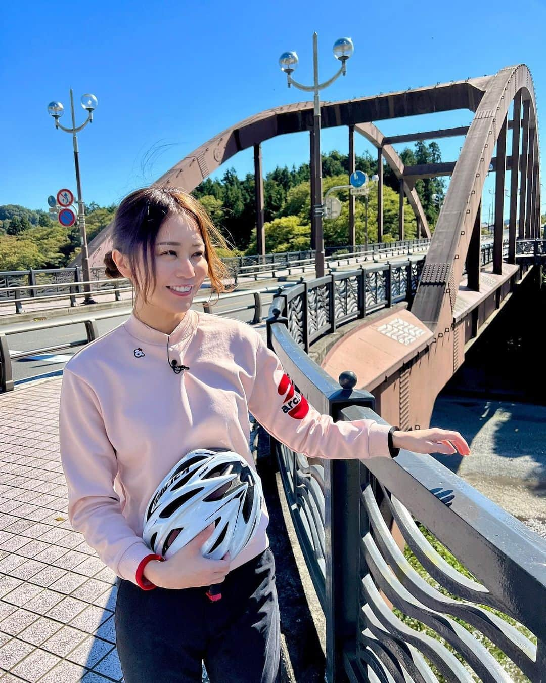 佐野真彩さんのインスタグラム写真 - (佐野真彩Instagram)「今回の自転車番組【チャリ娘】は御嶽駅を出発し、現在開催中の、青梅産業観光まつり（11/30まで）のスタンプラリーに参加してきました🚲 自然をたのしみながら、青梅産業観光まつりに参加しているお店3店舗の取材も✨ 詳しくは番組をご覧ください。  🌳✨  ピンクのトップスは　@archivio.official_online のゴルフウェアです☺️ 腕のところのアルチビオマークが可愛い💕  今日も良い1日を🍁❣️  #tcn #多摩ケーブルネットワーク　#archivio #アルチビオ　#自転車番組　#cycling #自転車女子　#御嶽駅　#奥多摩 #tcnキャスター　#青梅産業観光まつり　#サイクリング女子#UNIQLO #暖パン」10月28日 9時22分 - sano.maya