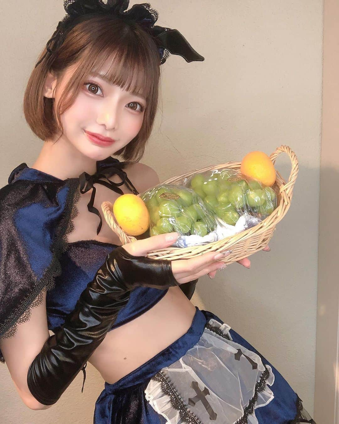 米倉みゆさんのインスタグラム写真 - (米倉みゆInstagram)「果物もらったあ🍇 プレゼントで貰って1番嬉しい食べ物は やっぱり新鮮な果物👧🏻💞💞 · 毎日食べたい🍓🍑🍉🍋🍊🍎 · · · · · · #フレッシュ撮影会 #撮影会 #撮影会モデル #撮影 #モデル #撮影モデル #被写体 #大撮影会 #セッション撮影会 #コスプレ #コスプレイヤー #コスプレ女子 #仮装 #ハロウィンコスプレ #ハロウィン #ハロウィン仮装 #メイド服 #helloween #happyhelloween #helloweencostume #cosplay #anime #animegirl #japan #japanesegirl #japanesegirls #asiangirls #fruit #succubus #bat」10月28日 9時27分 - yone__miyu630