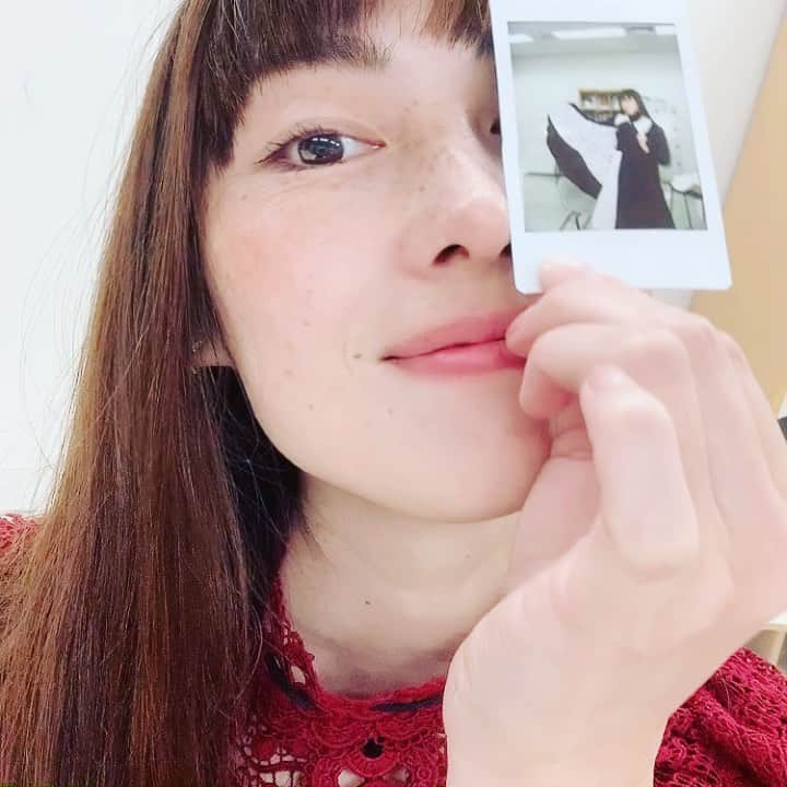 佐藤康恵のインスタグラム：「メイクルーム💄でオフ動画〜💖  🌟YouTube🌟  こちらから、歌手『Yasue Sato Music』チャンネルにどうぞ⬇️ 「Sweet Sweet Acoustic version」 https://youtu.be/ltxiJyT8MJo  佐藤康恵のYouTubeチャンネル 『佐藤康恵のなちゅライフ♡♪』はこちら⬇️  https://youtube.com/channel/UC0CBTq9URDeZqorxja02TAw  応援してくれたら嬉しいです😊 よろしくお願いしなちゅ(#^.^#)  #にひひひひ #森　#自然　#飯能　#ムーミンのいる街　#摩訶不思議　#sweetsweet #yasuesatomusic #youtuber #yasuesato #佐藤康恵 #actress #ウルトラマン #アクション #japanesegirl #singer #model #ysluxury #smile #garo #jyabi #邪美 #evaloren #daikanyama #日本の女優」