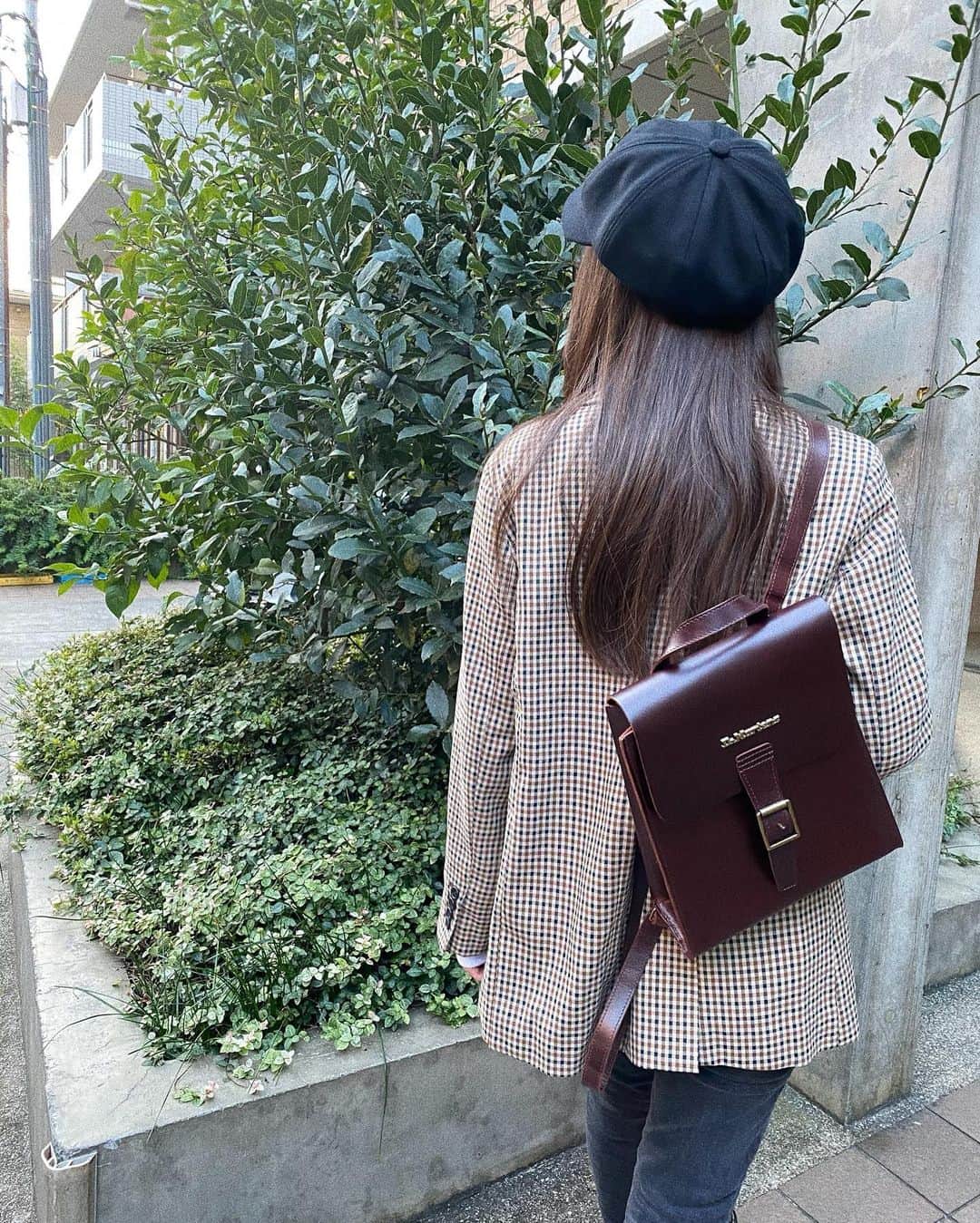 柿崎裕美のインスタグラム：「なかなか出番の少なかったマーチンのミニバックパック💼♥ お出かけ用😊  #drmartens#マーチン#マーチンリュック#backpack#バックパック#ootd#fashion#コーデ#マーチンコーデ#ジャケットコーデ#チェックジャケット#laymee」