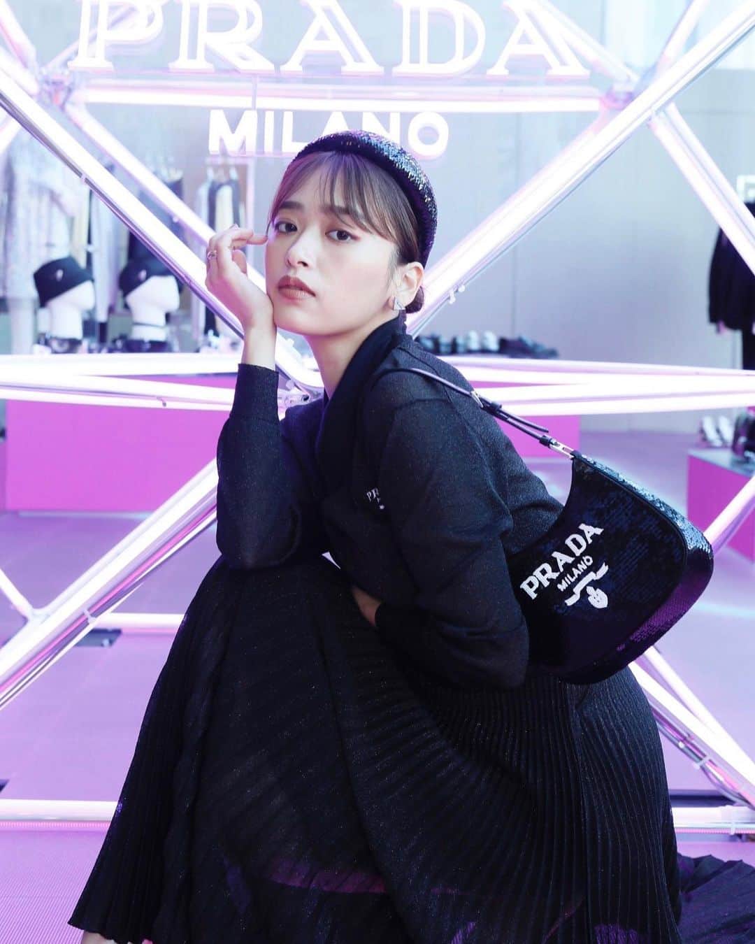 近藤千尋のインスタグラム：「11/10日までNEWoMan横浜で 開催されている PRADA GLOWポップアップにて 撮影してもらいました📸💕  プラダを象徴するトライアングルロゴの 幾何学的な形が連なる巨大プラダタワー が迫力のポップアップ会場でした🤍🤍  どれも全部！可愛かったなぁ😘 #PradaGlow #PradaCleo @Prada」