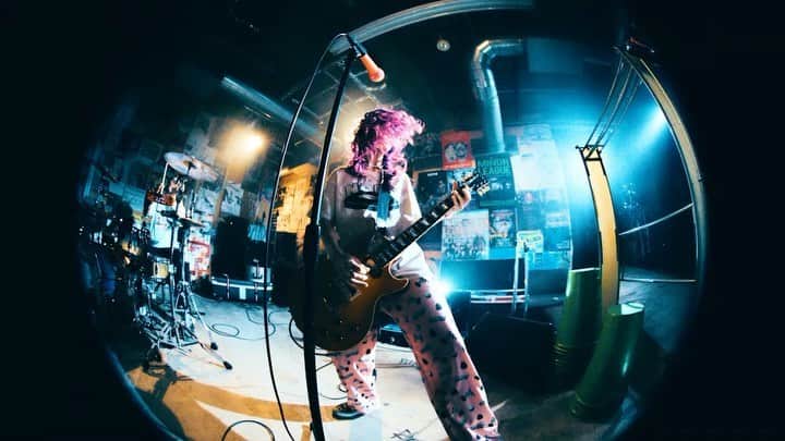 あやぺたのインスタグラム：「New Video✨ 『Our House』 大好きなライブハウスの歌！ navigatorのレスポール🎸🎸🎸 是非観てね！！ 今日からツアーが始まります！！！ ライブハウスで待ってるよ！！！  #dizzysunfist  #dizzyland #welcometodizzylandtour」