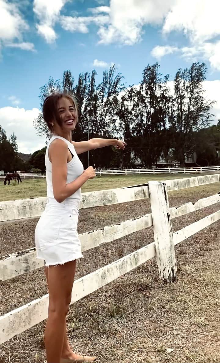 Mieのインスタグラム：「学校帰りにお馬ちゃんに会いにいってみよっかって😋  コウの『ホーシー！！』がやかましすぎて🤣  お馬ちゃん完全無視😝  #ハワイで子育て #ハワイ #ノースショア」