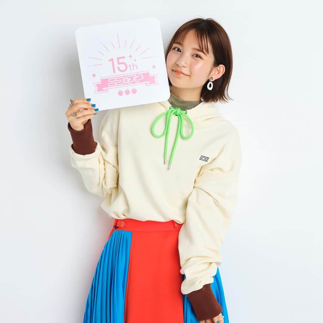 ニコ☆プチのインスタグラム：「. 創刊15周年記念第4弾 vol.2🌈 発売中の『ニコ☆プチ12月号』のゲストには 女優さんのお仕事をバリバリこなす桃果さん( @momoka_825_ )も登場してくれました🍑💕  取材中はずっとニコニコしっぱなしで、 プチ㋲時代と変わらない周りを明るくする笑顔に ほっこり☺️  『ニコ☆プチネット』にも インタビュー＆写真をアップしたので こちらとチェックしてくださいね！  Photo/ @kosuke1980  Stylist/ @yoshidaiseman2  Hair&Make/ @erina731   #桃果 #ニコプチ #ニコプチ15周年 #ニコプチOG」