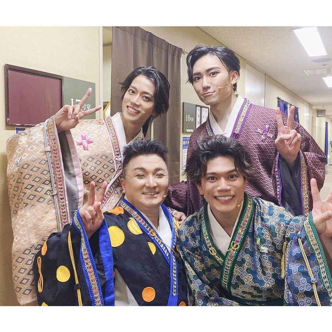 日向野祥さんのインスタグラム写真 - (日向野祥Instagram)「明治座10月公演 『義経と弁慶』 無事に全公演終演致しました!!  本当にかけがえの無い作品に出会えて感無量です。役者の目標の一つが明治座に立つ事でした。  自分にとって明治座という舞台に立てる事がどんなに凄い事なのか改めて感じ夢がまた一つ叶った場所でした。   日本の伝統芸能の一部に 自分の名前が刻まれた事 これからの活動の糧に出来るよう精一杯頑張ります！  #明治座 #義経と弁慶 #着到板 #幟  #四天王 #伝統 #変顔 #思い出写真 #役者 #舞台  #コロッケ さん #七海ひろき さん #高橋健介 #蒼木陣 #日向野祥 #矢島舞美 #上田堪大 #川原一馬」10月28日 10時42分 - sho_higano