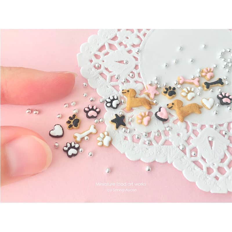のインスタグラム：「ミニチュアダックスのアイシングクッキー。  お散歩中。  Miniature dachshund icing cookies. While taking a walk.  #仙名彩世#ミニチュア#ミニチュアフード#おやつ#クッキー#アイシングクッキー#ミニチュアダックスフンド#ダックス#犬#にくきゅう#sennaayase#handmade#miniature#miniaturefood#snack#cookies#Icingcookies#dachshund#dog#pawpads#手工制作#微型#微型食品#센나아야세#핸드메이드#미니어처#미니어처푸드」