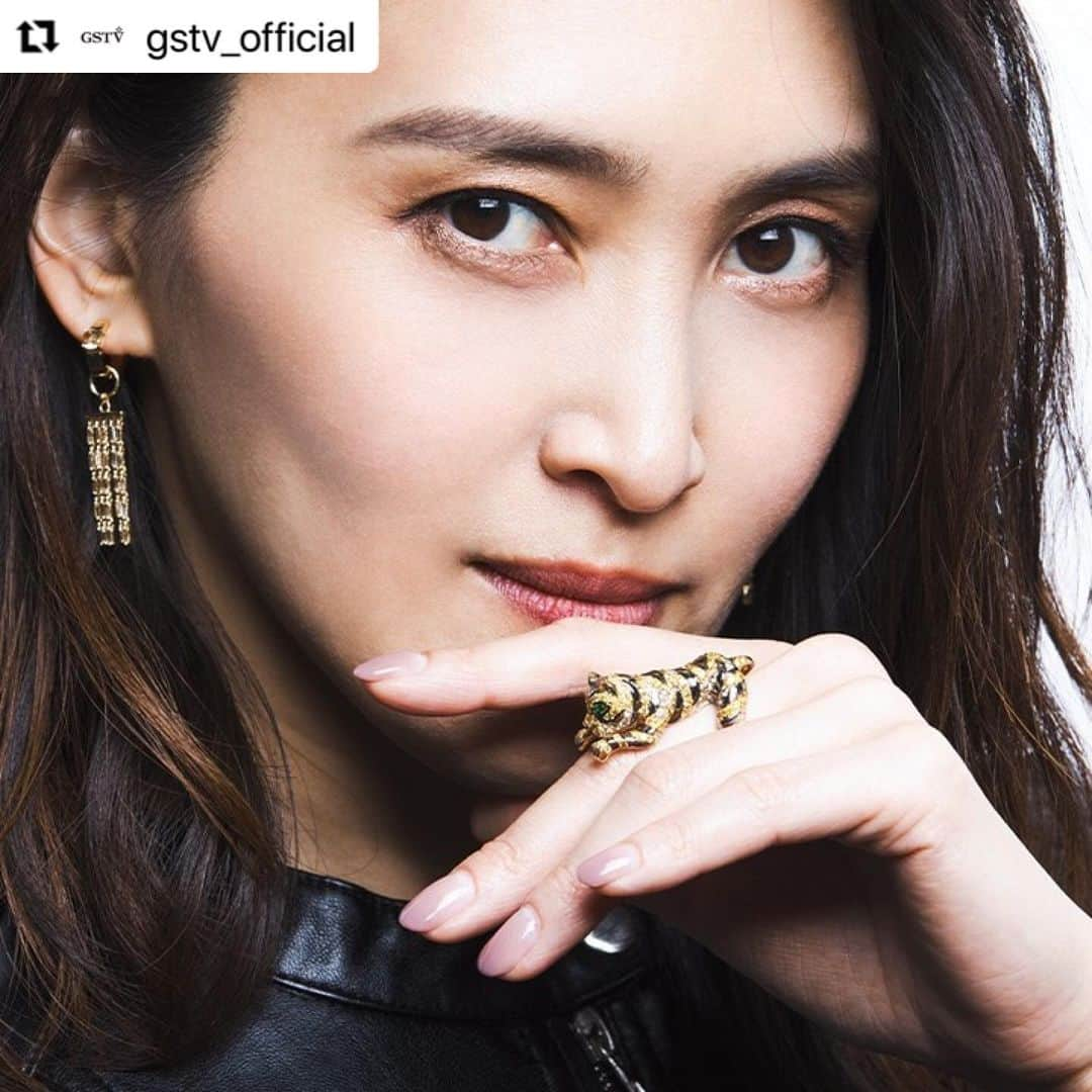 大津リサのインスタグラム：「GSTV公式アカウント ( @gstv_official )より #repost させて頂きます☺️ こちらは今月号の番組ガイド誌｢GSTV FAN｣からAZUSAコレクションのご紹介です💫 是非GSTV公式アカウントをご覧ください❣️ #gstv #jewelry #狙った獲物は逃がさない #アニマルモチーフ」