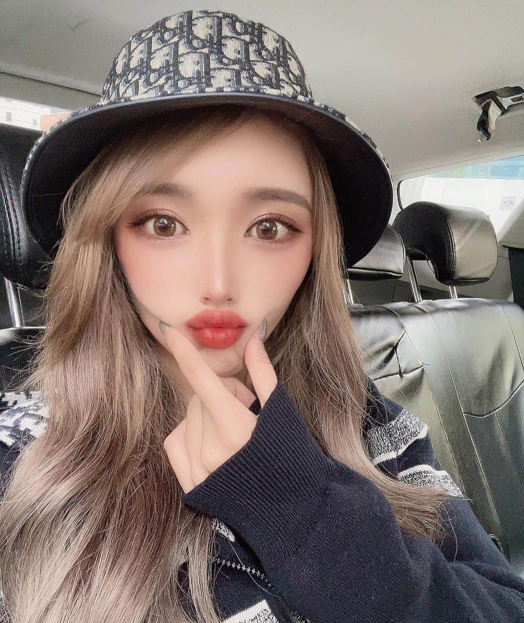 のインスタグラム：「⁡ ⁡ #aclinic でAスレッドを受けてきたよ🌷✨ 系リフトで顔がめっちゃ引き上がった💗 ⁡ Beforeのほうが加工アプリ使ってて Afterのほうが iPhoneのノーマルカメラやのに ノーマルのほうが輪郭綺麗っていう🥺 ⁡ 戸田先生 ( @aclinic_toda )ありがとうございました🦋 ⁡ たるみ気になってたからフェイスラインすっきりして満足すぎ😆 ⁡ 顔きつくみられがちやから 次はパーフェクトアイズも気になるなあ✨ ⁡ #aスレッド #aclinic #aclinic銀座 #aclinic横浜 #aクリニック #美容 #小顔 #美肌 #リフトアップ #糸リフト #美容外科 #美容皮膚科 #美容クリニック#戸田貴之」