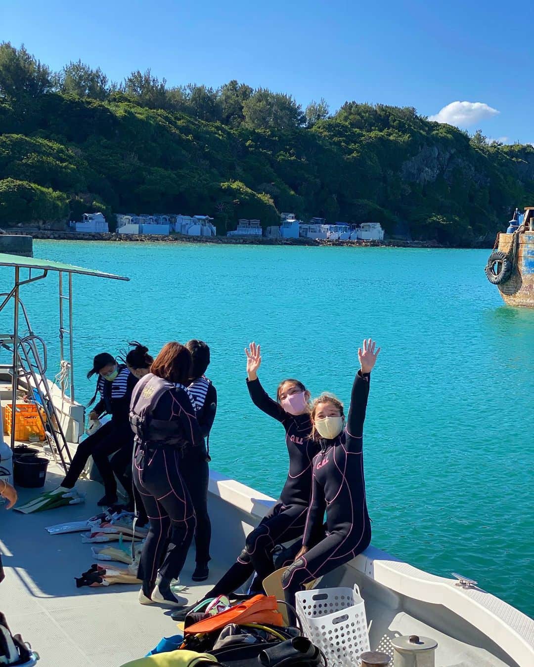 のインスタグラム：「【沖縄エシカルツアー】 何か海の為にやりたい！とゆう思いから、 @tokyovegangirl_miyu と沖縄で珊瑚の植え付けができることを知り、それをイベントとしてエシカルなツアーでやりたくって今回 @sustainable_okinawa さん @okinawadivingservicelagoon さんにご協力いただきまして開催させていただきました！ . 開催まで、いろんなことがありましたが、無事に終わることができて、参加者の皆様の笑顔が見れて感無量です。。 食事会にきてくださった方々も本当にありがとうございます😭 素敵な出会いに感謝です💙 写真を見返すだけでも涙がでてくる🥲✨✨ . 珊瑚のことを勉強して、自分で海に入って植え付ける、たくさんのことを感じました。 そして、来年は第2回も予定しておりますのでお楽しみに！ 今回ご予定が合わなかった方も是非！ . 参加者の皆様、植え付け体験をさせてくださった @okinawadivingservicelagoon の皆様、同じ思いでツアーを計画してくださったひとみさん、まおさん、ずっとサポートしてくれたかなさん、カメラマンで入ってくれたUmaくん、そしてツアーパートナーのMiyuちゃん、本当に本当にありがとうございました！🌈 また来年💙 . . ちょっとずつツアー写真UPします！ . #サスティナブルアンバサダー#エコライフ#オーガニックアイテム#マイボトル#エシカル#エシカルライフ#オーガニックコスメだけでメイク#ゴミ拾い#クリーンアップ#ビーチクリーン#サスティナブルな暮らし#サスティナブルファッション#ゴミ拾い活動#珊瑚に優しい日焼け止めを選ぼう#沖縄エシカルツアー#珊瑚植え付け#エシカルツアー」