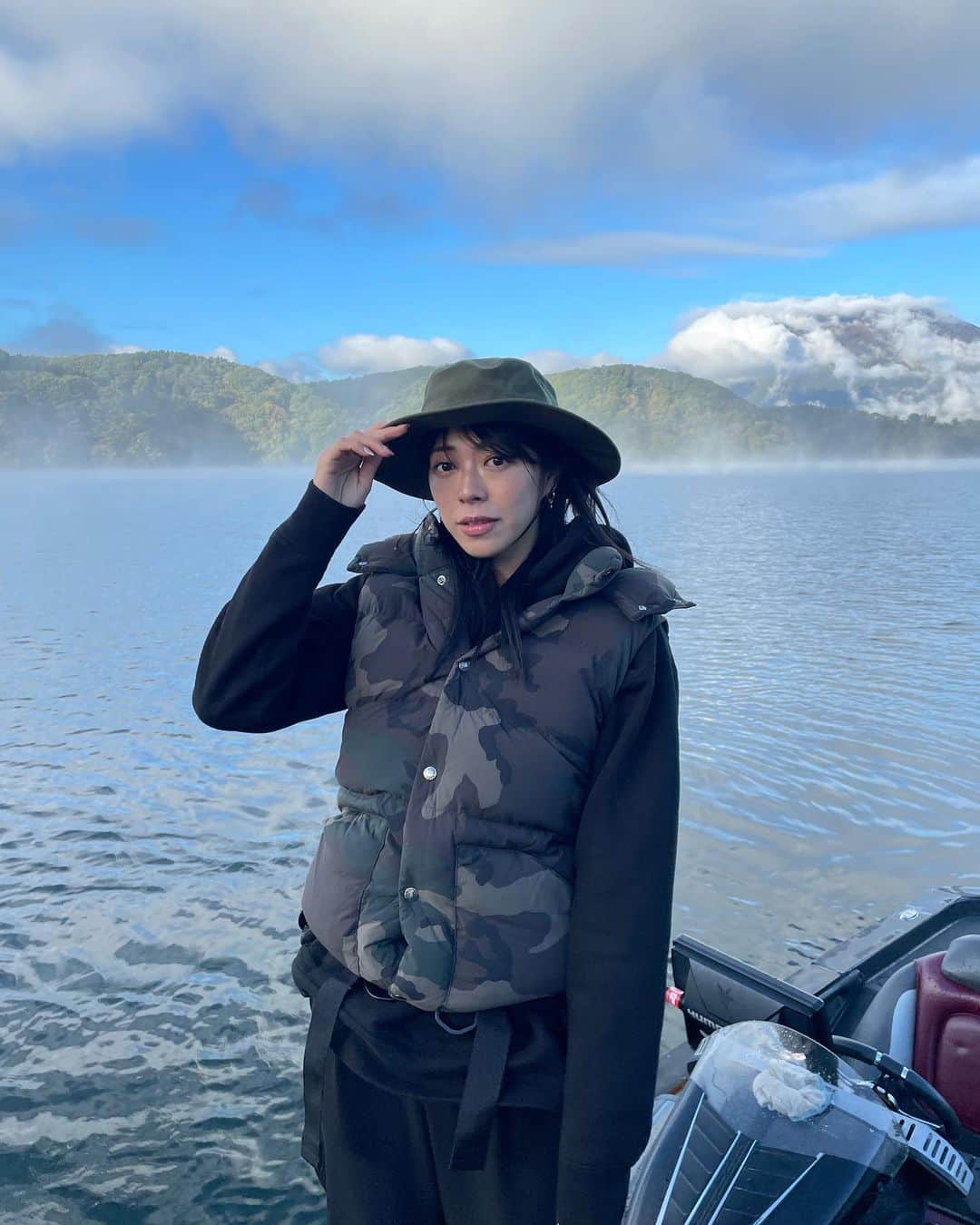 わちみなみのインスタグラム：「ブルーギル初めて釣りました！  この日は3匹🐟 だいぶ小さめ。  ワカサギに見せかけて釣る方法を初めてトライしたら、 くるくる〜！でワクワクさせられましたが、釣れなくてがっかり😞 賢いですね。  釣れないときは写真撮影。笑 もうしもやけになって手がかじかんで、、寒かったです。  #釣り　#バス　#バス釣り　 #アウトドア」