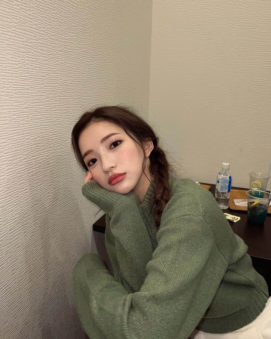南りほのインスタグラム：「ロケなので暖かい動きやすい服😂topsがお気に入り💚  今日のアイメイク、ファンの方からサイン会の時にプレゼントで頂いたディオールのアイシャドウが良すぎた🤍  眉下にキラキラのシルバー入れたらめちゃ可愛く艶感出たよ🥺 これは、毎日メイクに仲間入りかも🤭💋」