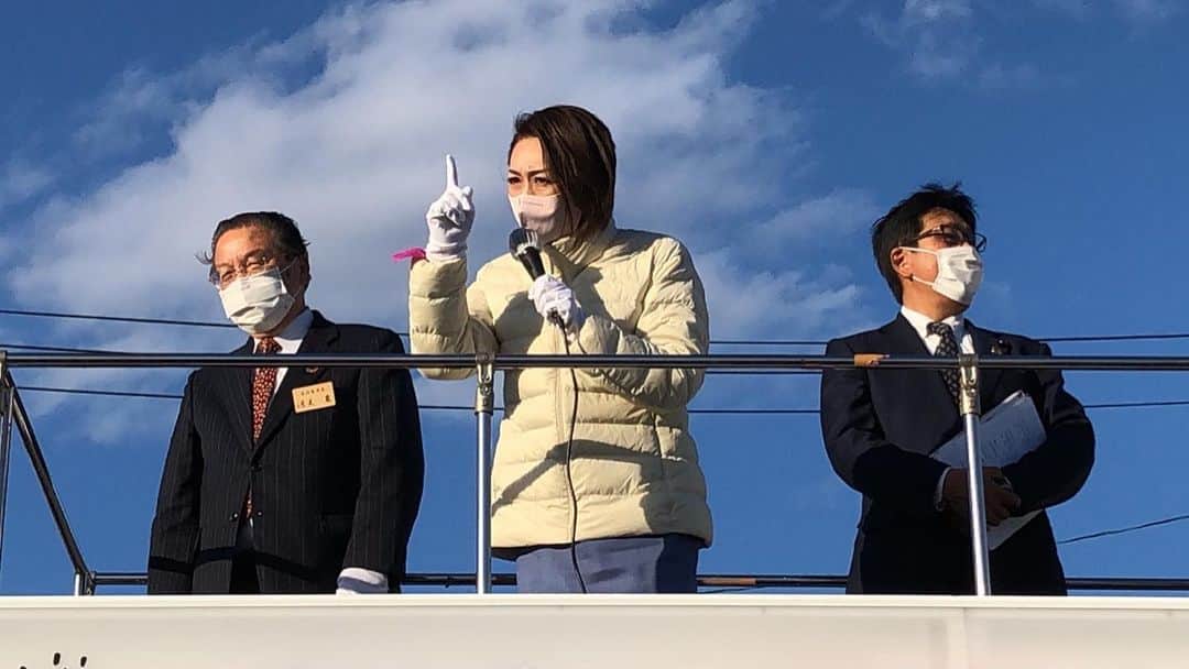 森下千里のインスタグラム：「今日は、 #三原じゅんこ参議院議員 が応援弁士を務めてくださいました！  すごい人人人‼️  人を惹きつけるオーラの凄さときたら…。  そして、 またしても頂いた数少ない写真の中で、 この写真。 映画のワンシーンみたいです。  こちらは 東松島にての一コマ。 この深い青い空が東松島です。  #宮城五区」