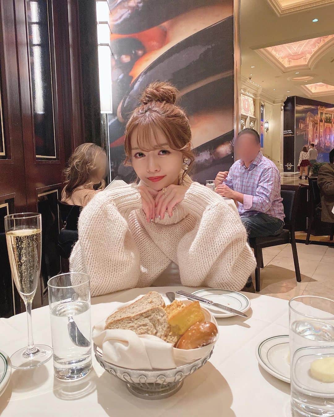 Isakoさんのインスタグラム写真 - (IsakoInstagram)「Dinner Time 🍽💕 　 ラスベガスでのステーキディナー🥩 at Joe's restaurant💓 ラスベガス、シカゴ、ワシントンに店舗があるお店🥰もちろん食べ切れずお持ち帰りしました🛍とっても美味しかったので別の店舗にも行ってみたいです💓 　 　 Fantastic dinner on Joe's at Las Vegas.🏰 Everything was delicious ,but difinetly we couldn't eat the whole thing! Completely enjoyed the meal and would go back another location again💕 　 　 knit @labelleetude_official 🧶 　 　 　 #ディナー#ディナーコーデ#レストラン#デート#デートコーデ#lasvegasstrip#lasvegas#lasvegasrestaurants#labelleetude#knit」10月28日 23時40分 - ichaaako