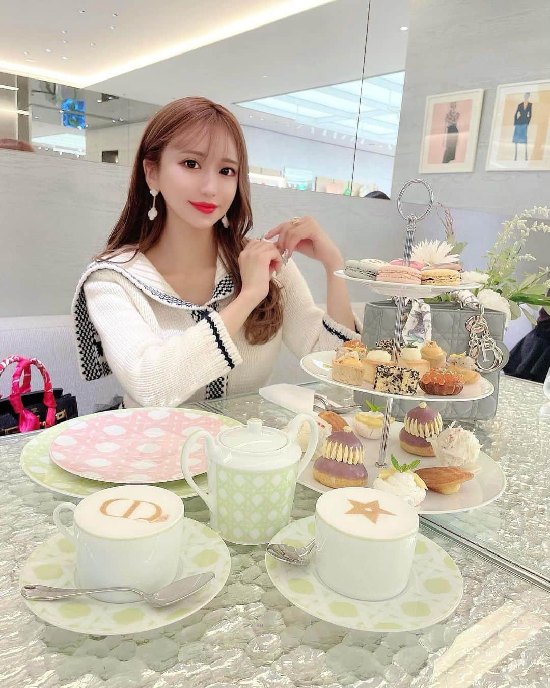 のインスタグラム：「かわかわアフタヌーン🧁💕🫖 ⁡ ⁡ ⁡ #銀座 #銀座シックス #ディオール #ディオールカフェ」