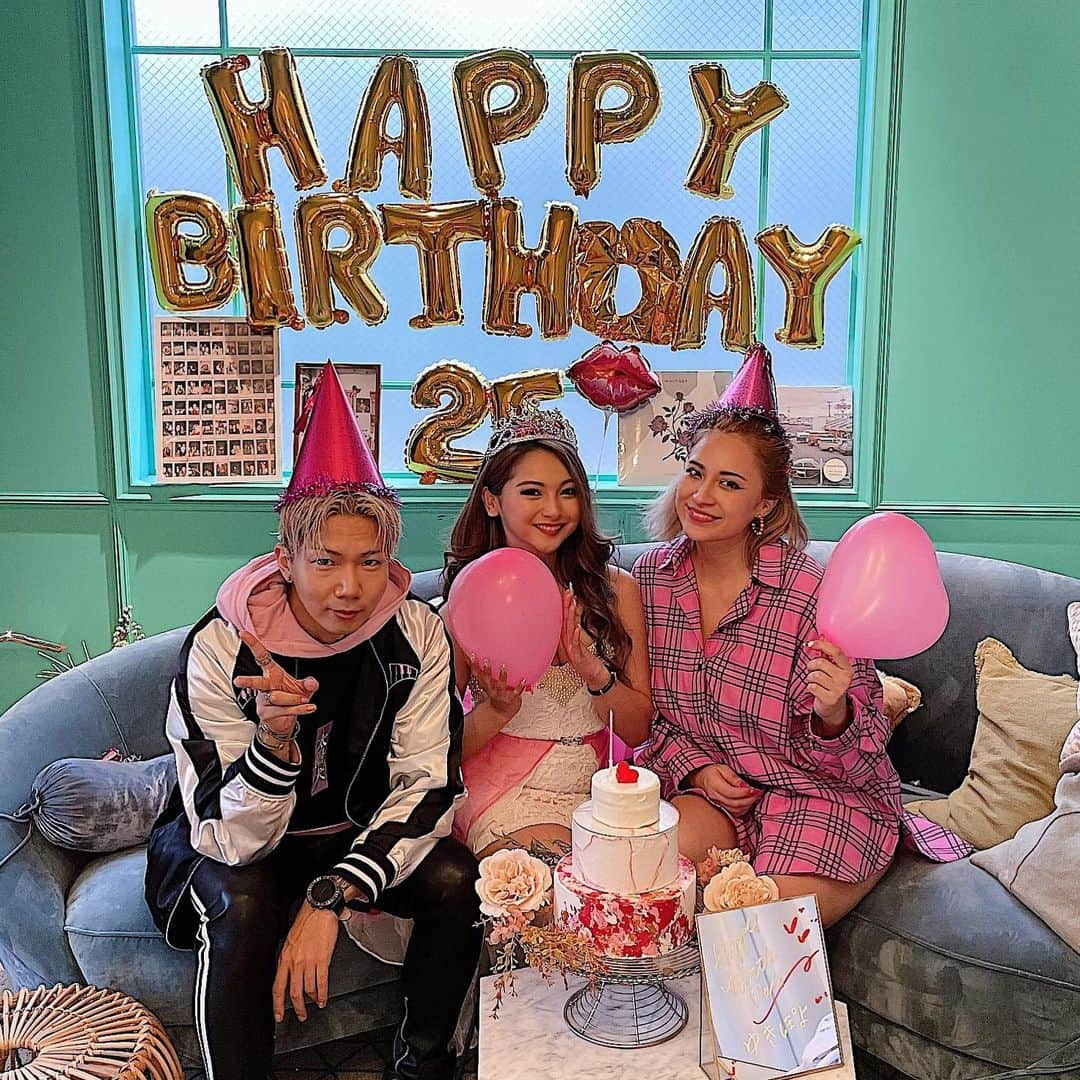 ゆきぽよさんのインスタグラム写真 - (ゆきぽよInstagram)「大好きな2人もお祝いしてくれました🥺❣️  レスリーさんのYouTubeチャンネル チャンネル登録者数1000人突破 おめでとうございます〜👱🏾‍♀️❣️❣️  仕事もプライベートもずっしょ うちらまじ仲良し大好き💗💗💗   #birthday  #birthdaysurprise  #birthdaycake  #birthdaypresent  #バースデー  #バースデーサプライズ バースデーケーキ」10月29日 0時02分 - poyo_ngy